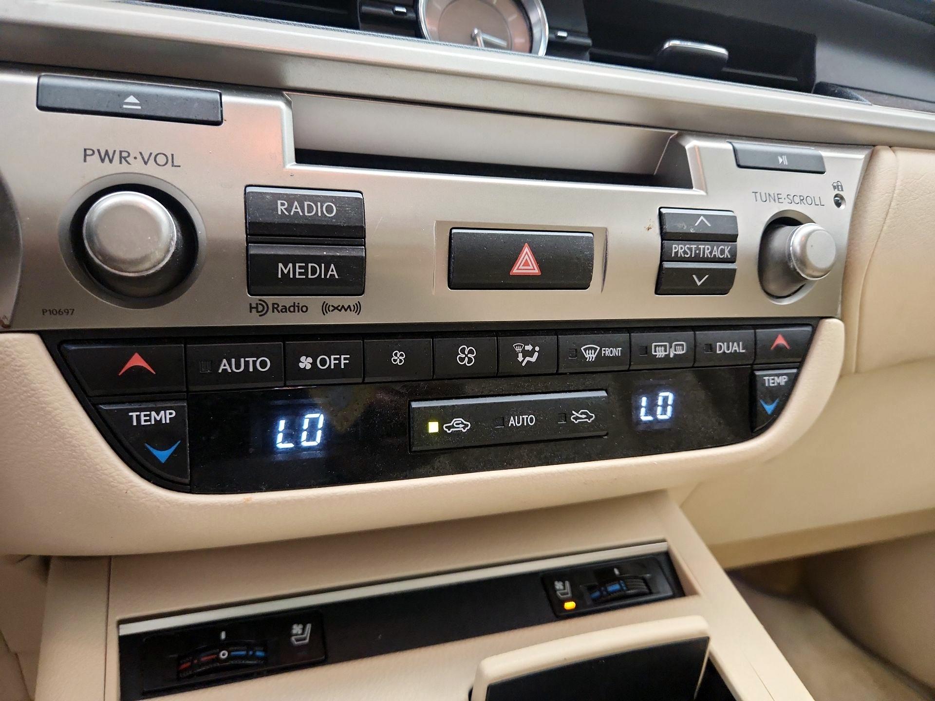 Thumbnail: 2014 Lexus ES - 16