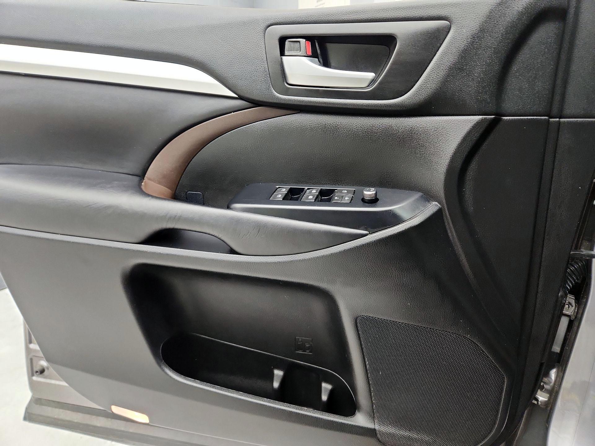 Thumbnail: 2018 Toyota Highlander - 12