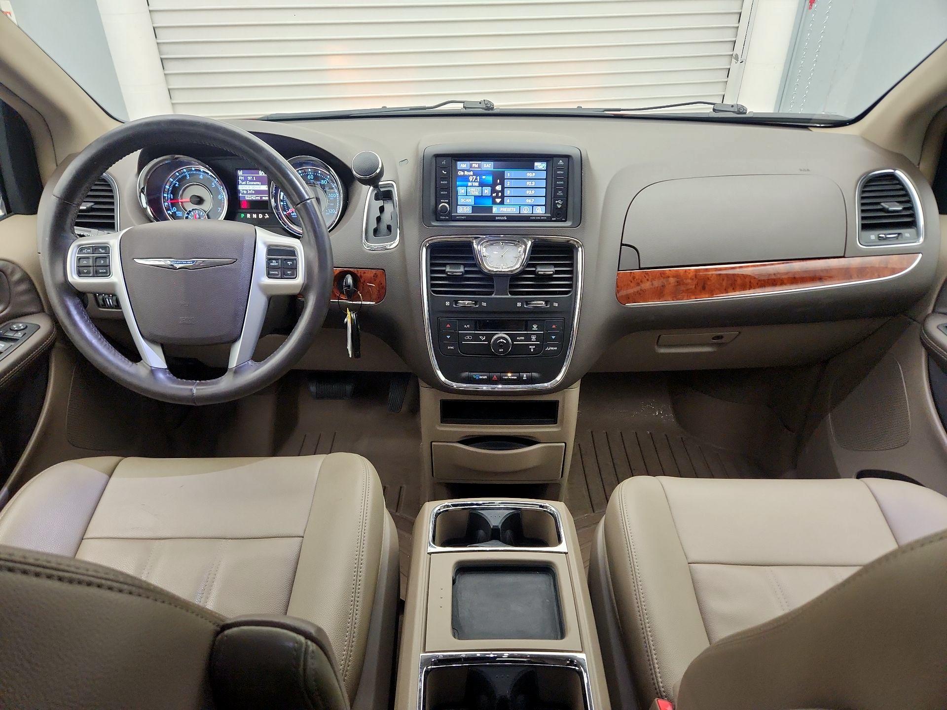Thumbnail: 2015 Chrysler Town & Country - 9