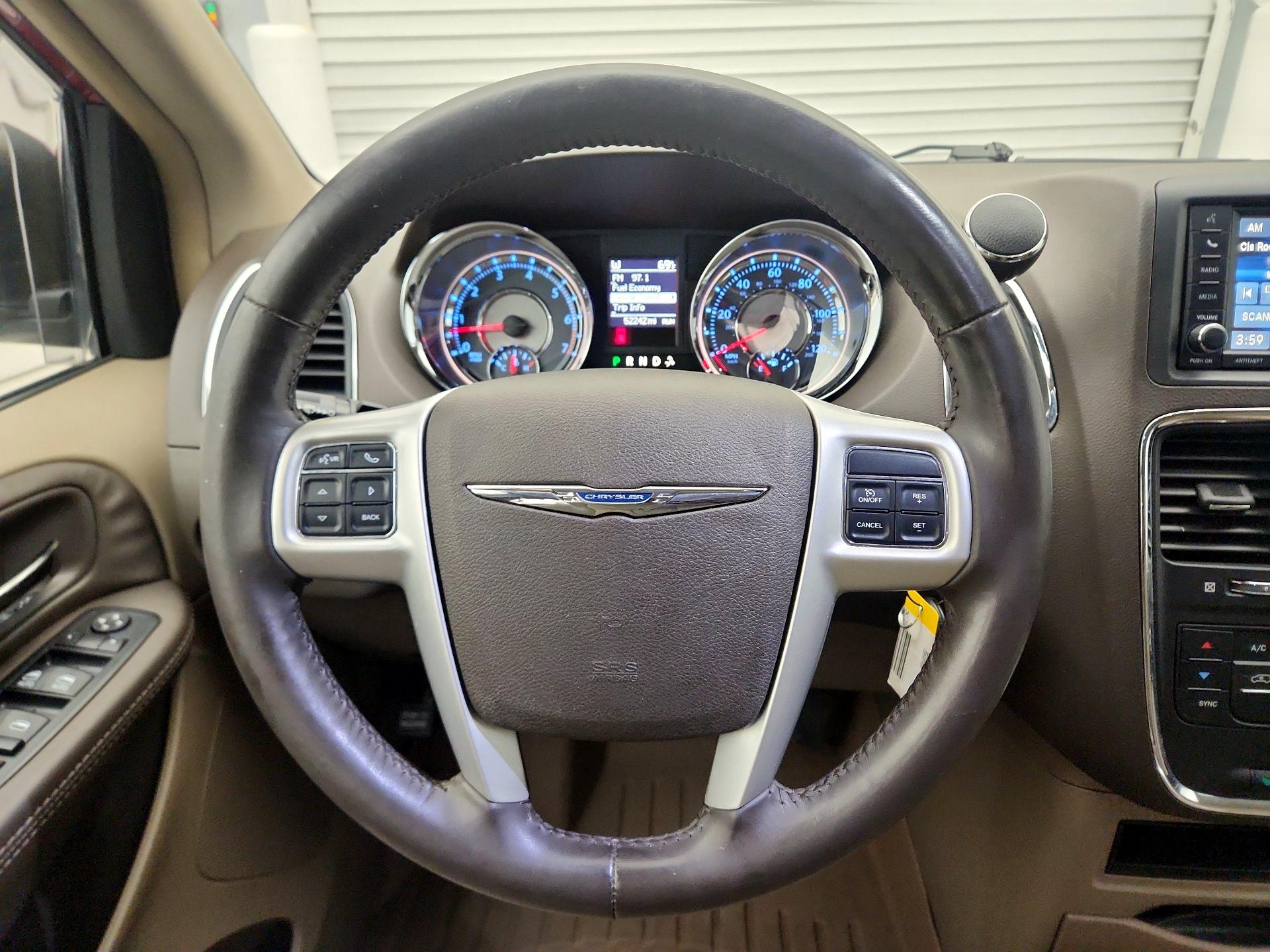 Thumbnail: 2015 Chrysler Town & Country - 10
