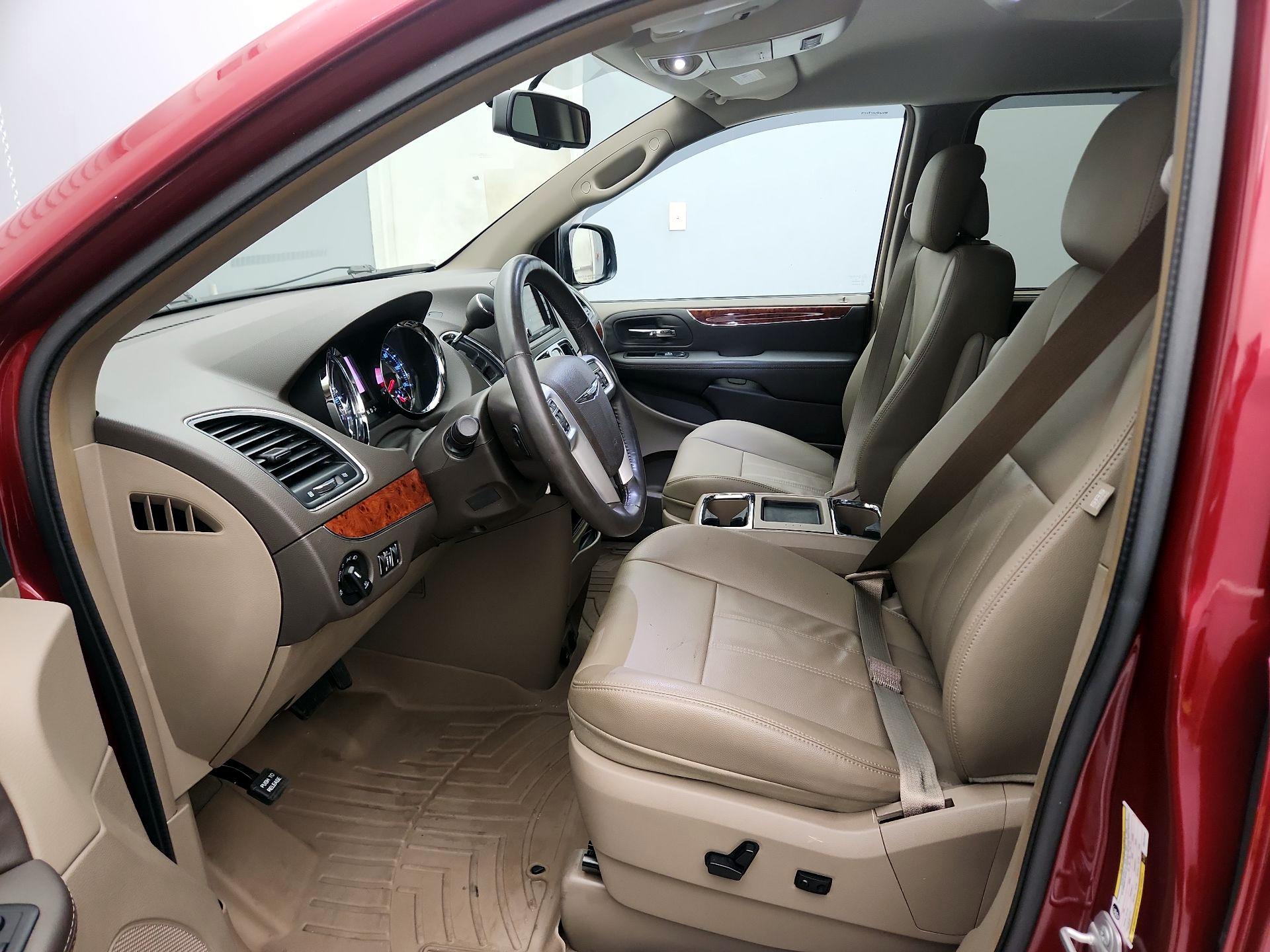 Thumbnail: 2015 Chrysler Town & Country - 11