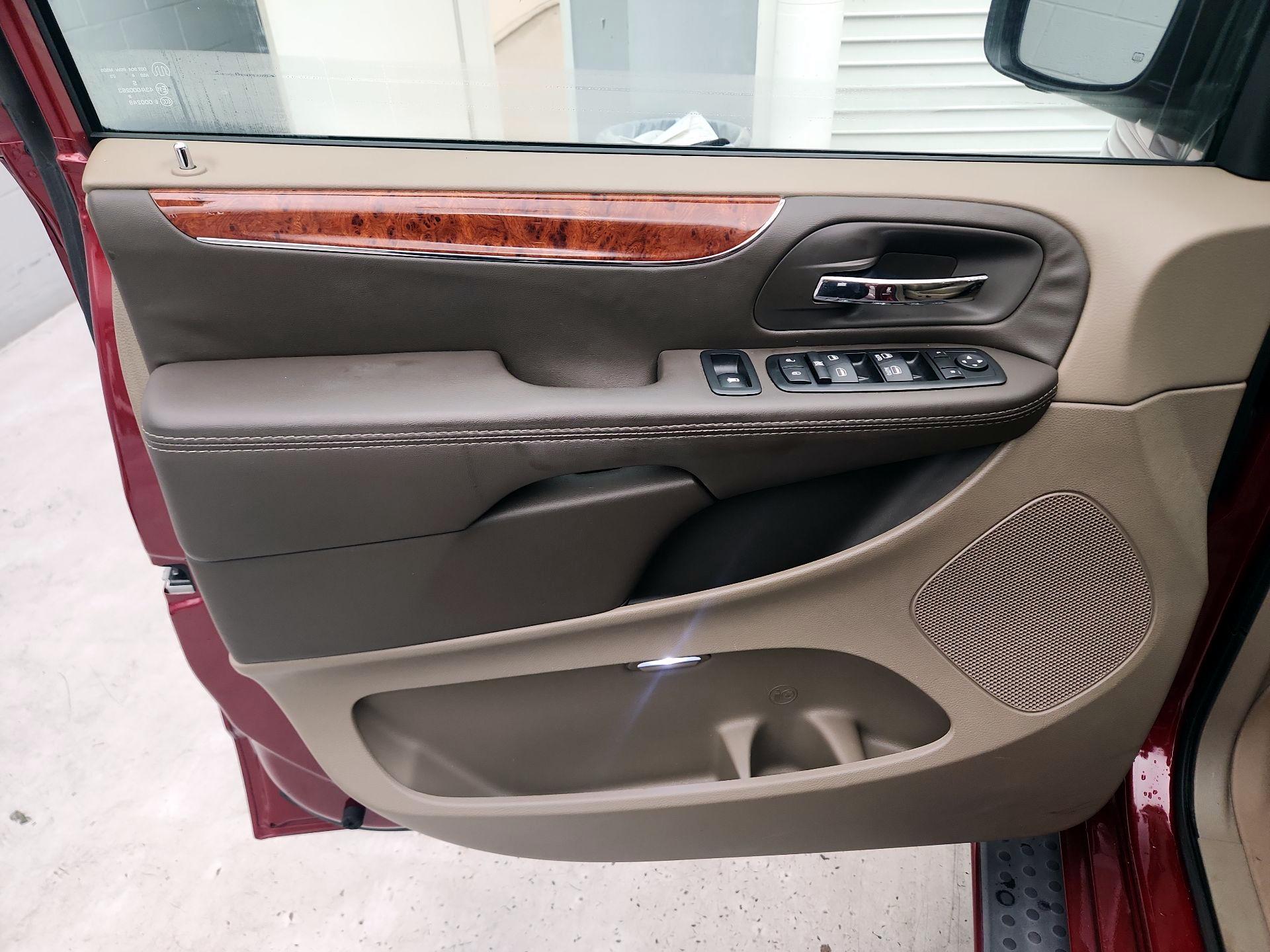 Thumbnail: 2015 Chrysler Town & Country - 12