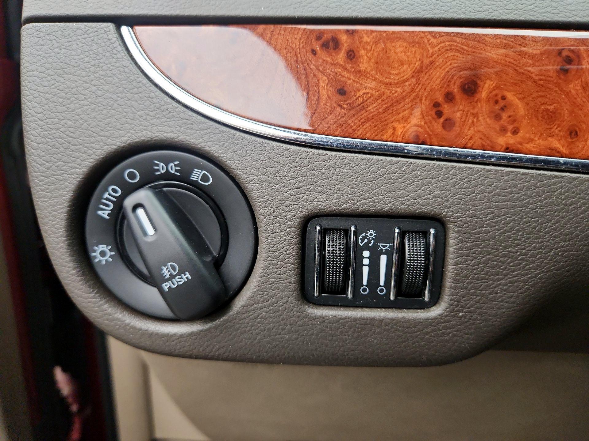 Thumbnail: 2015 Chrysler Town & Country - 13