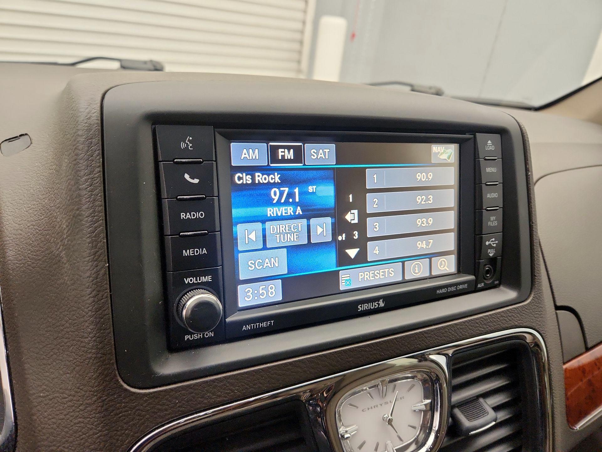 Thumbnail: 2015 Chrysler Town & Country - 15