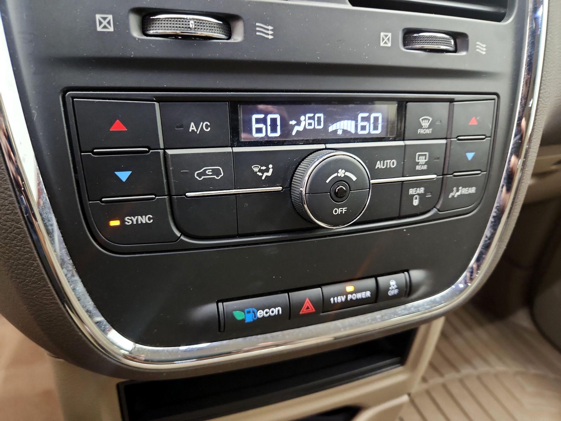 Thumbnail: 2015 Chrysler Town & Country - 16