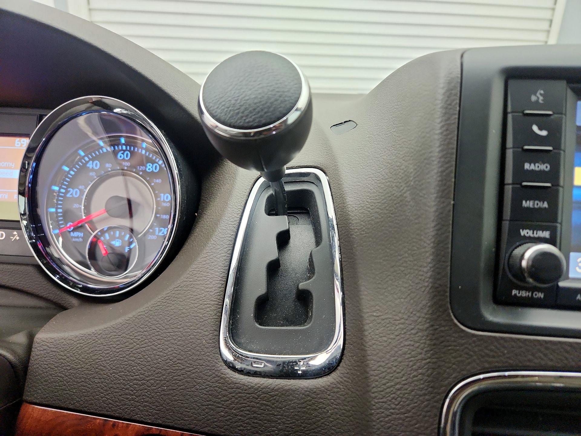 Thumbnail: 2015 Chrysler Town & Country - 17