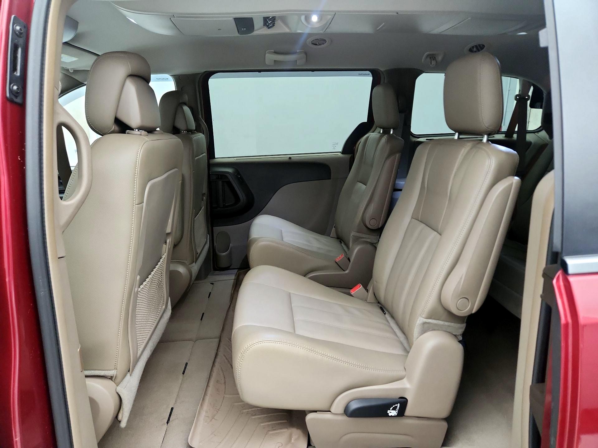 Thumbnail: 2015 Chrysler Town & Country - 18