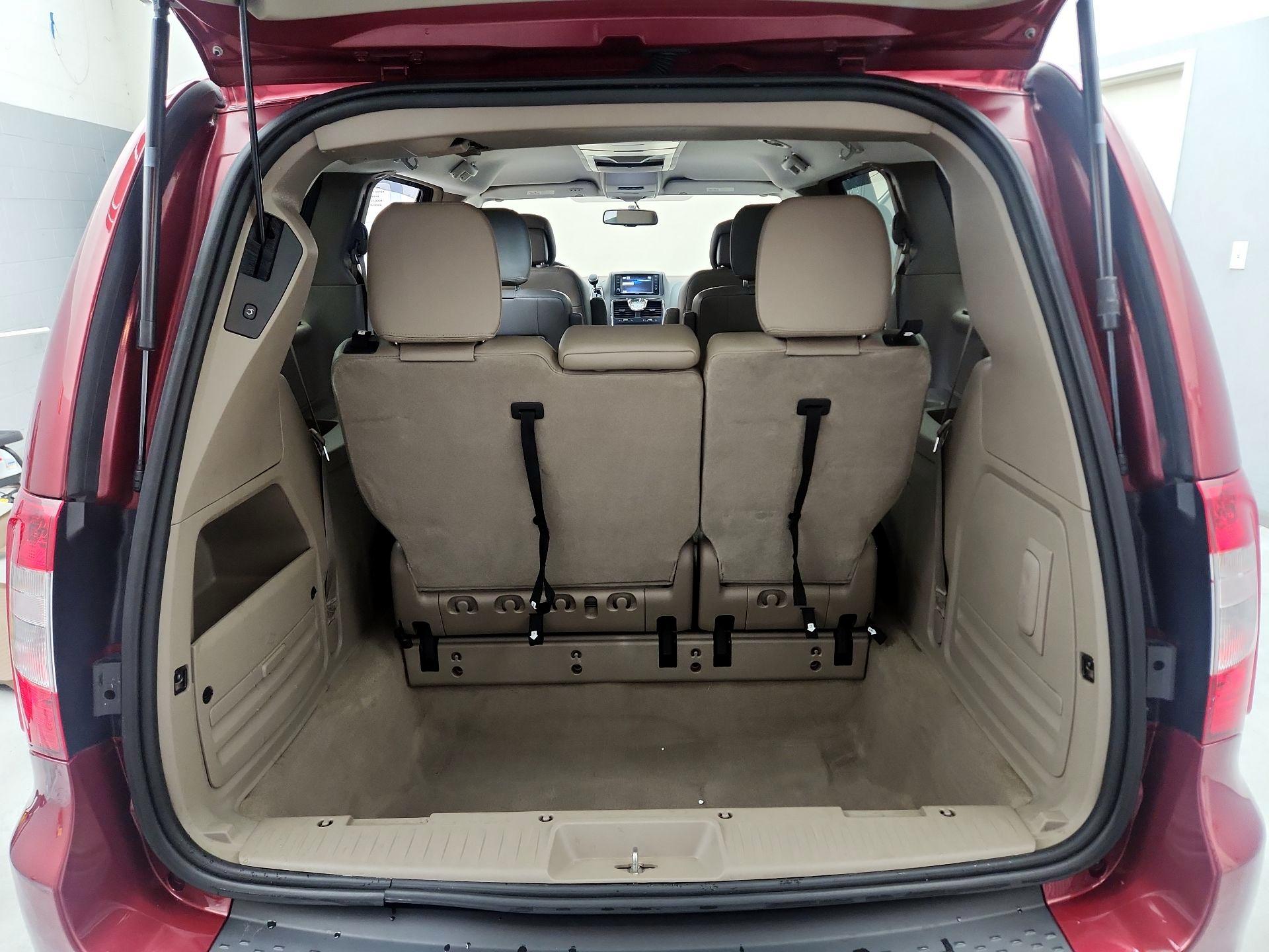 Thumbnail: 2015 Chrysler Town & Country - 19