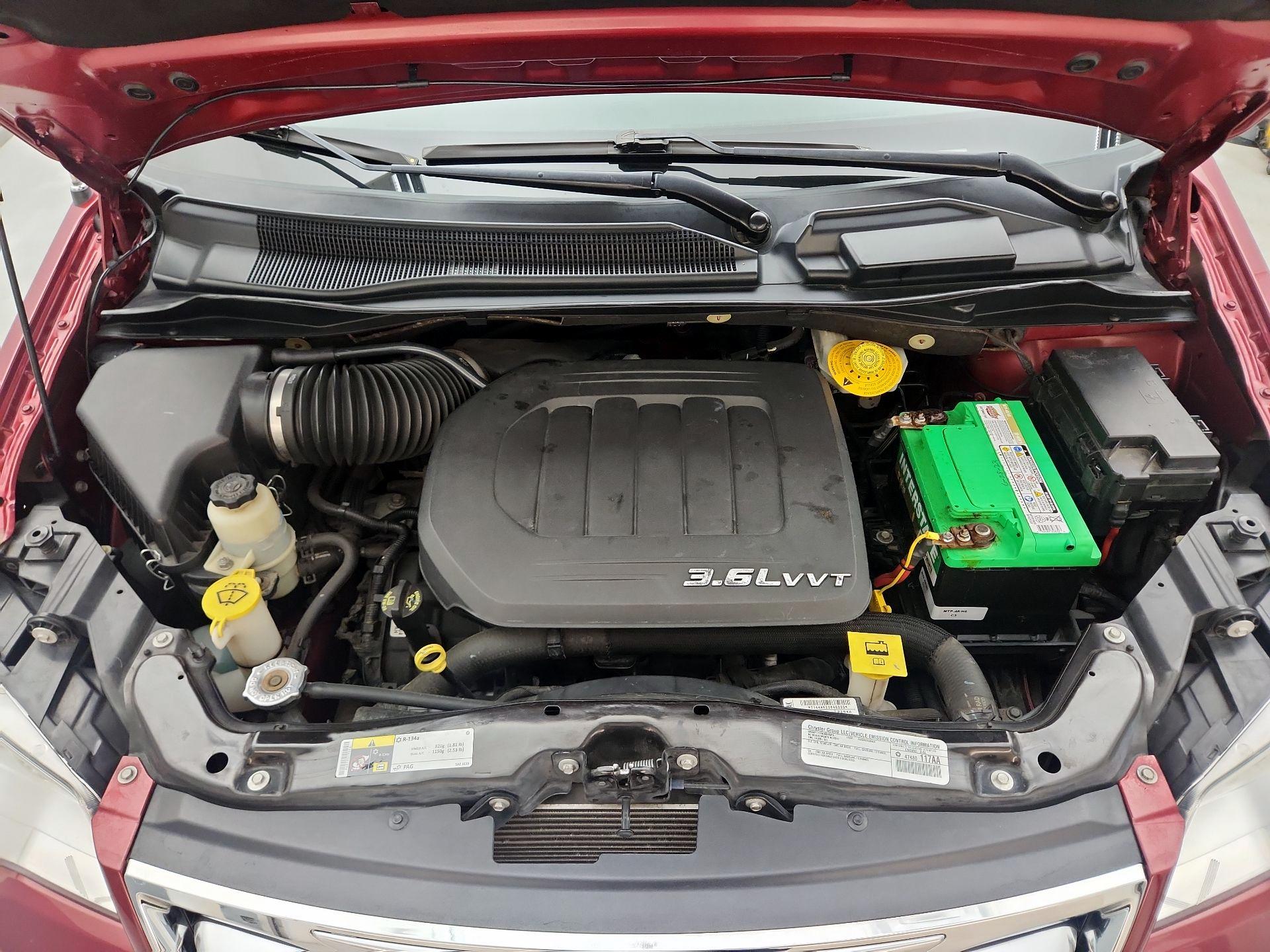 Thumbnail: 2015 Chrysler Town & Country - 20