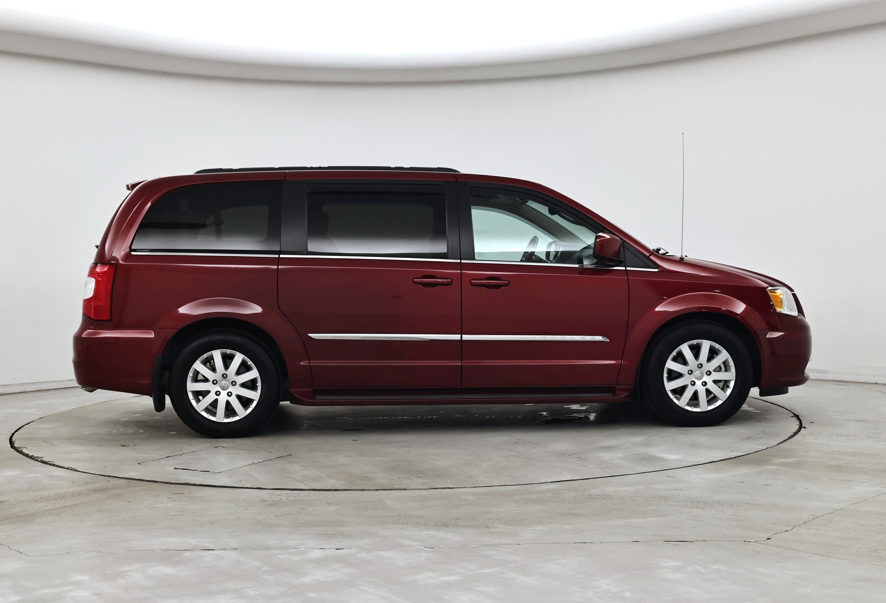 Thumbnail: 2015 Chrysler Town & Country - 7