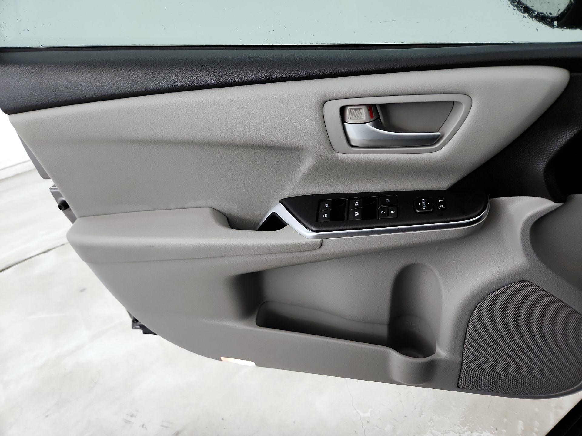 Thumbnail: 2016 Toyota Camry - 12