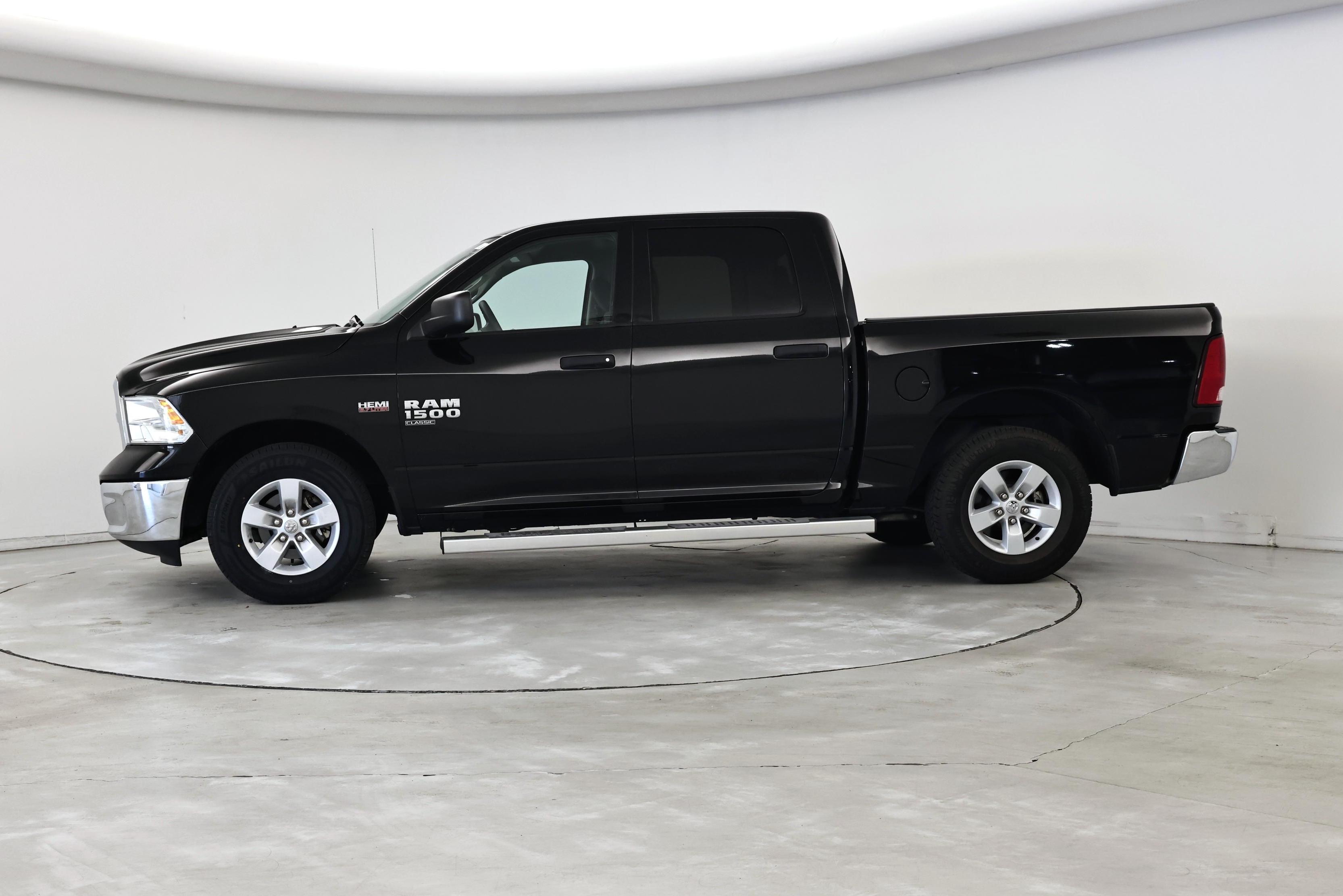 Thumbnail: 2020 RAM 1500 Classic - 3