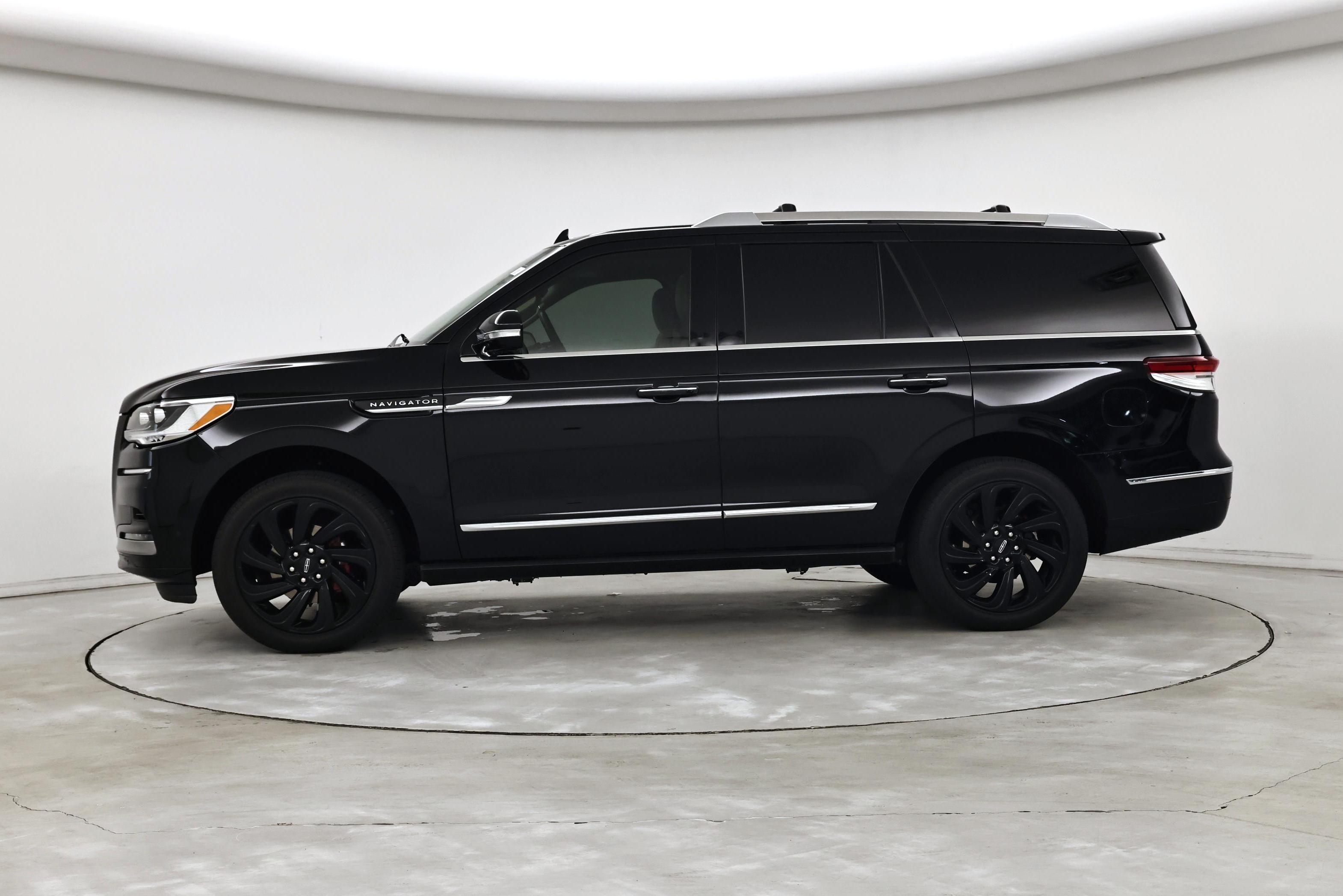 Thumbnail: 2023 Lincoln Navigator - 3