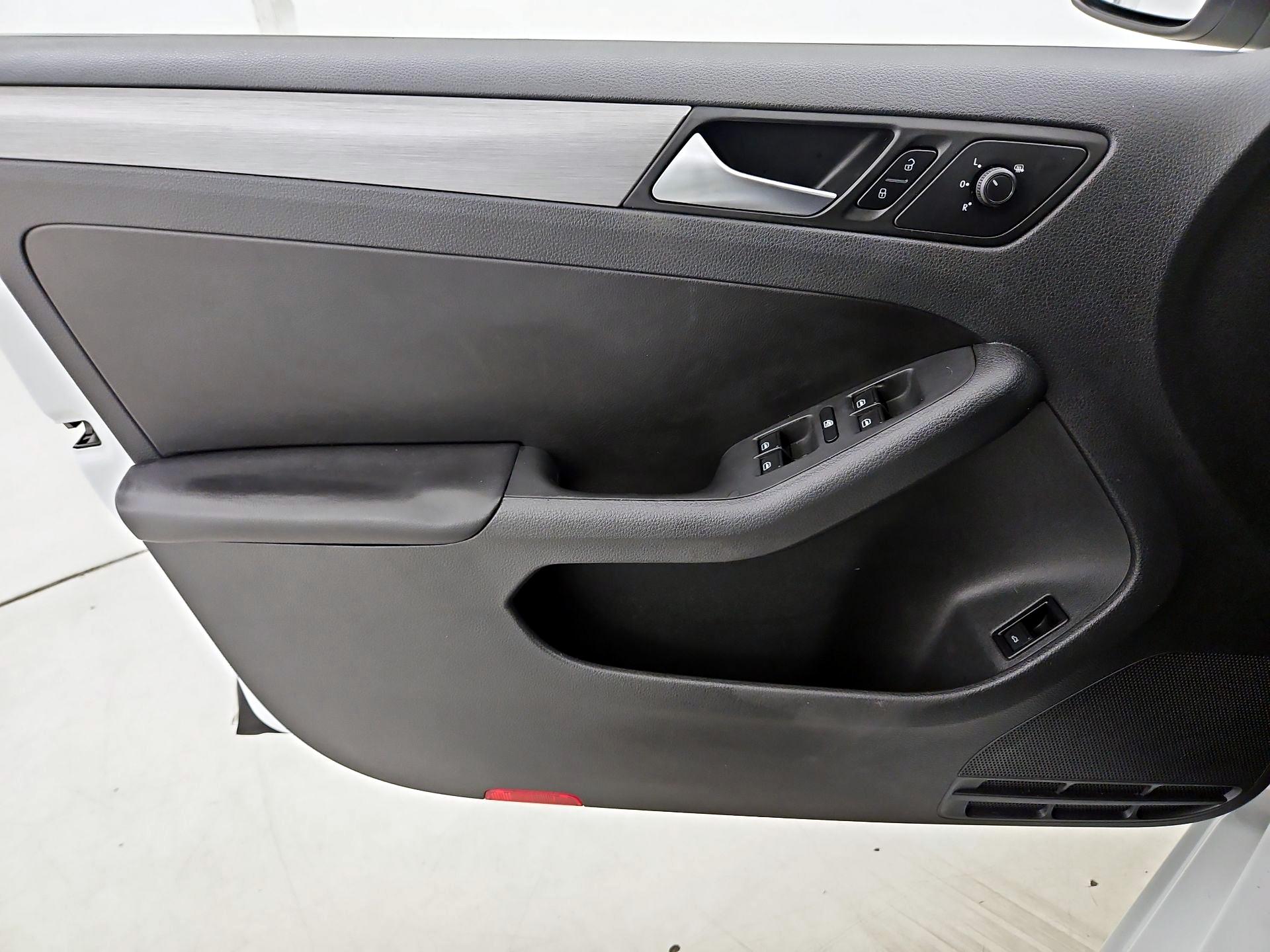 Thumbnail: 2016 Volkswagen Jetta - 12