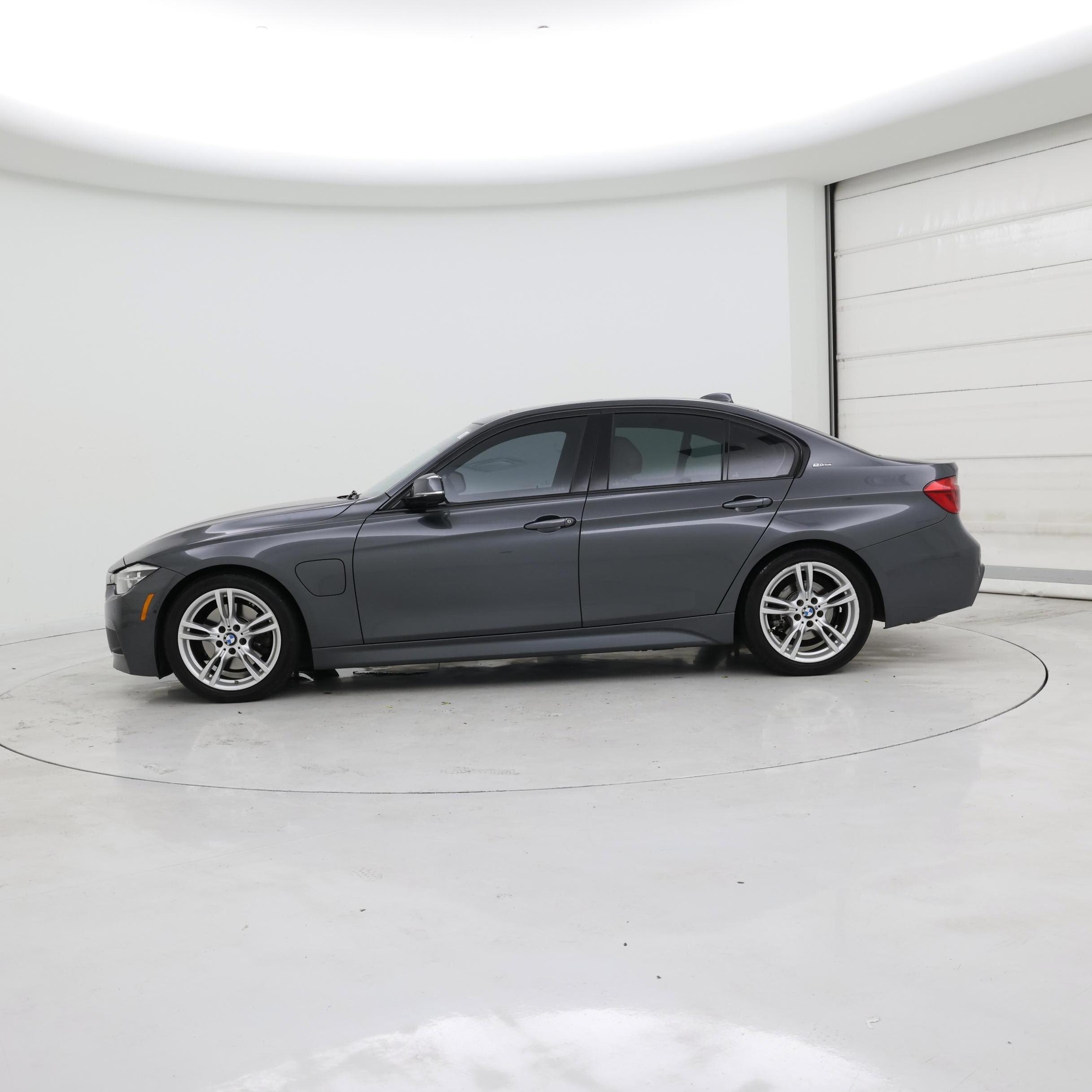 Thumbnail: 2017 BMW 3 Series - 3