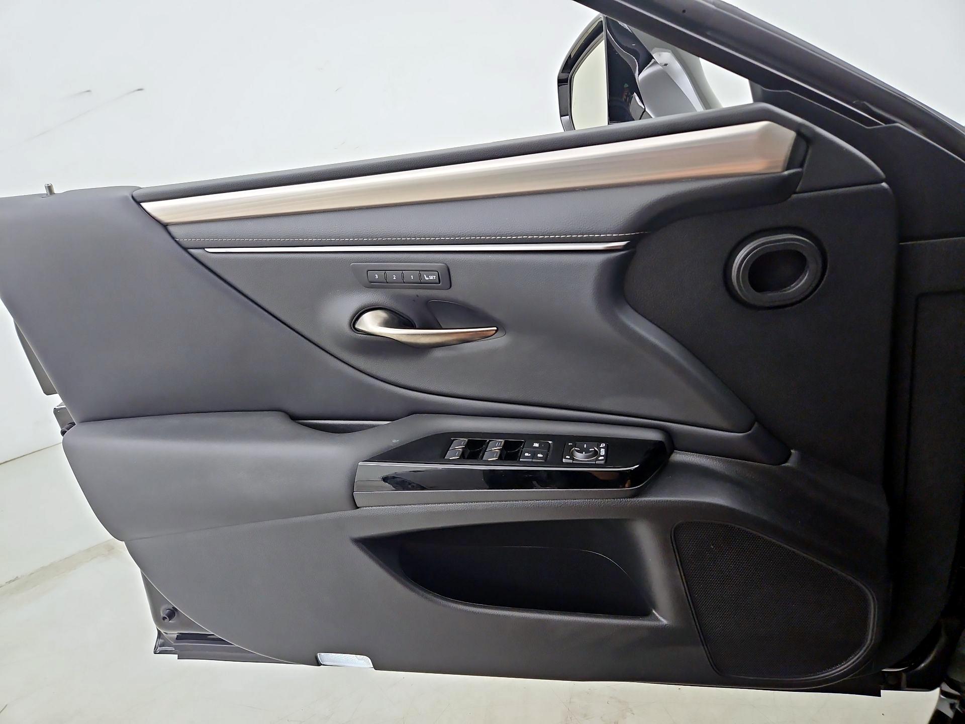 Thumbnail: 2023 Lexus ES - 12