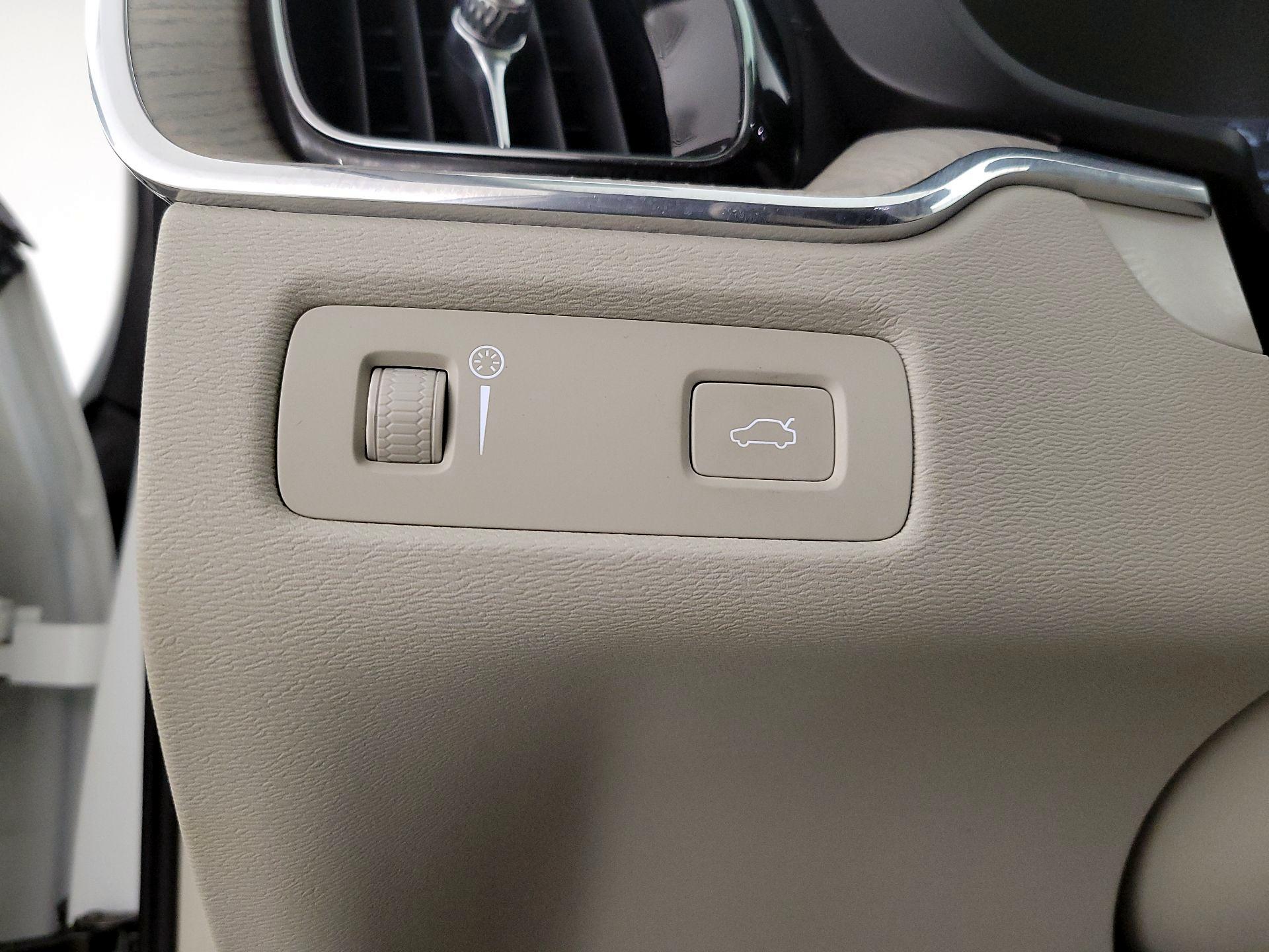 Thumbnail: 2021 Volvo XC60 - 11