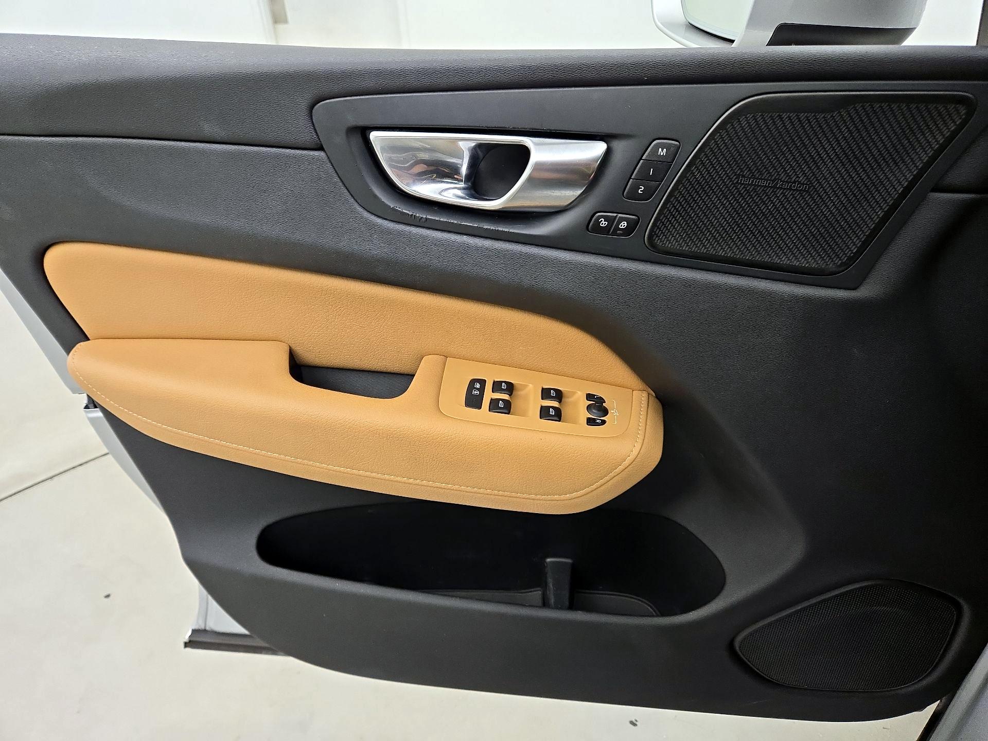Thumbnail: 2020 Volvo XC60 - 12
