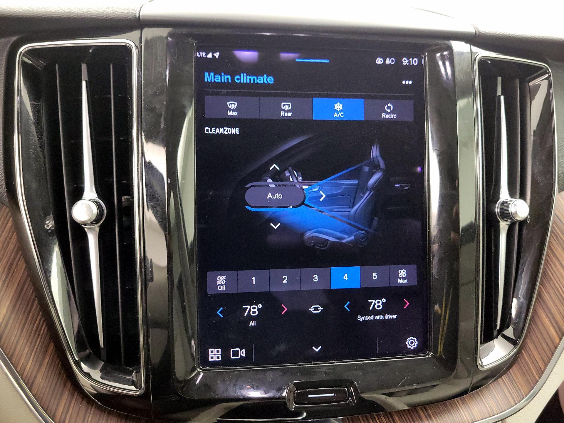 Thumbnail: 2022 Volvo XC60 - 15