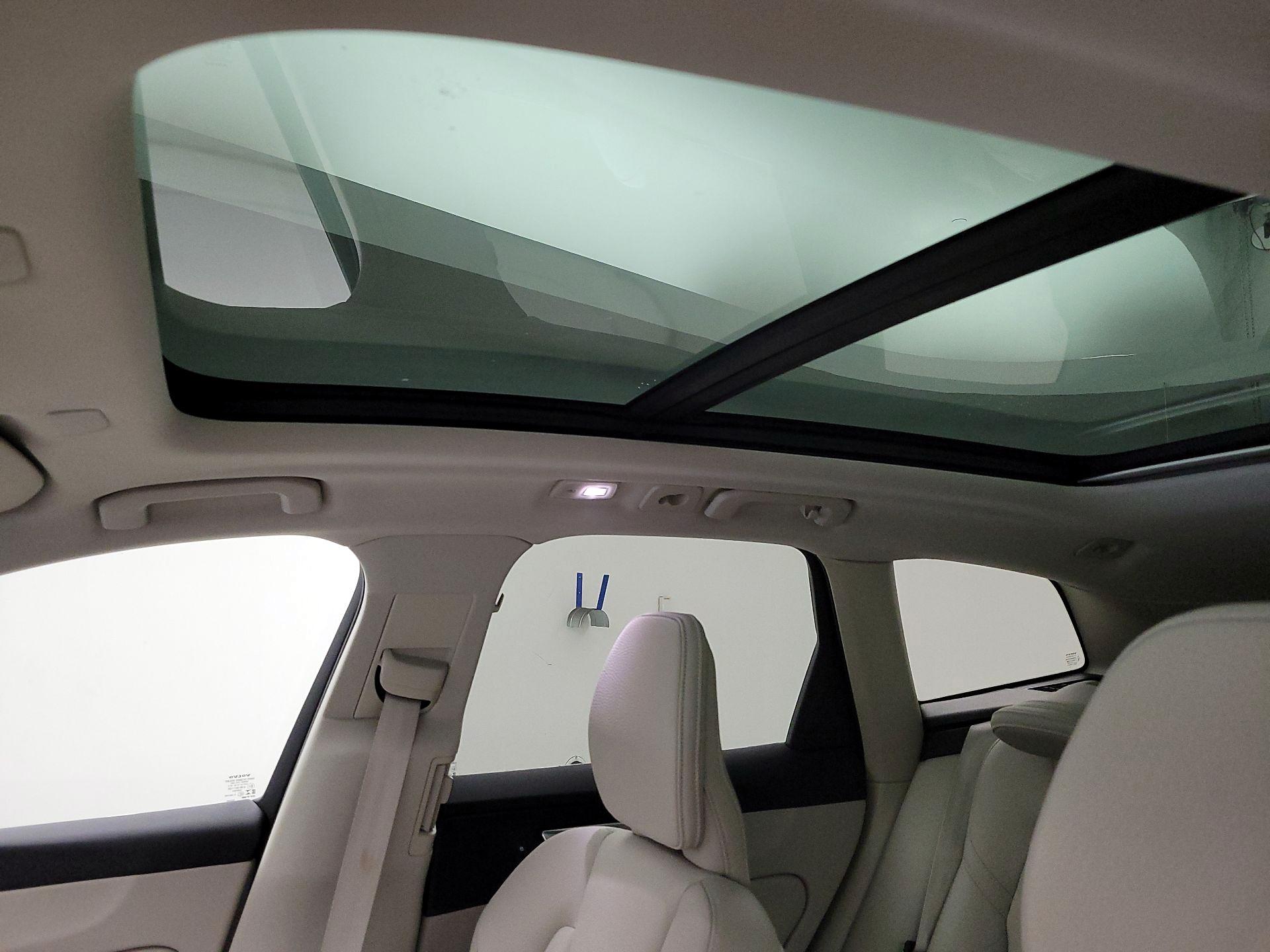 Thumbnail: 2022 Volvo XC60 - 18