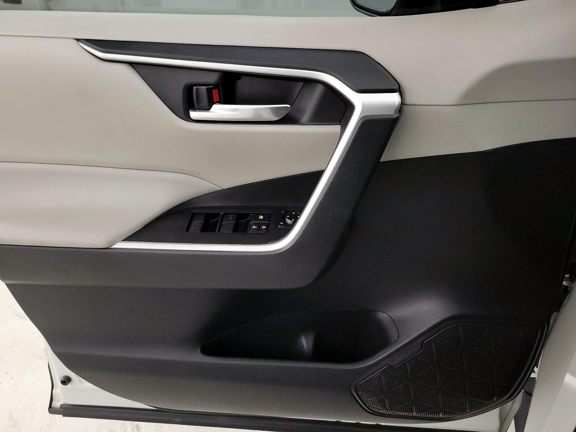 Thumbnail: 2021 Toyota RAV4 - 10