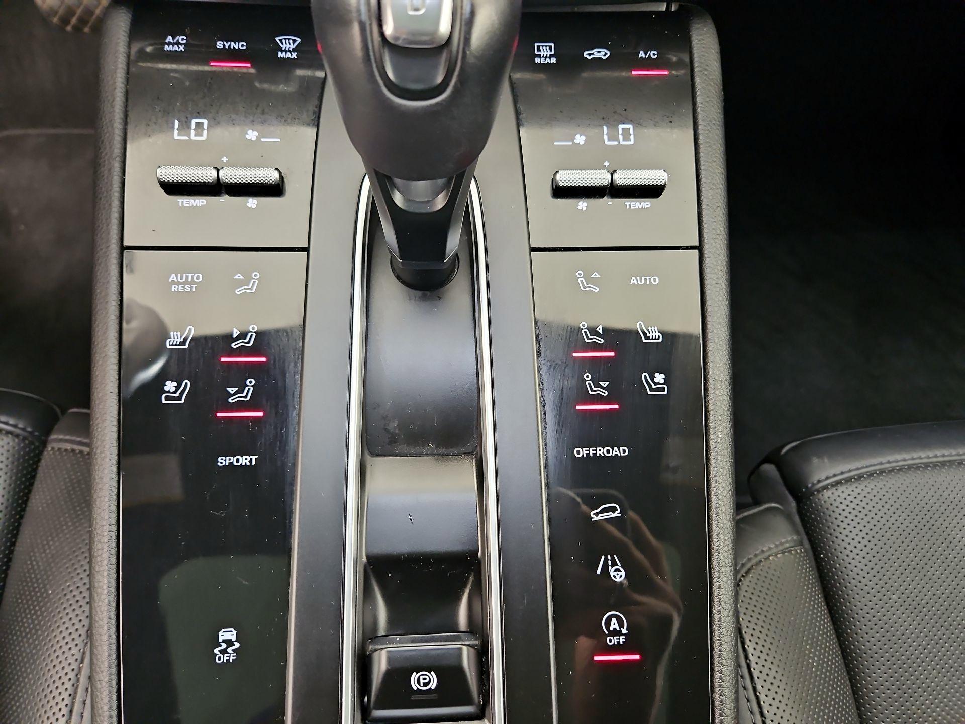 Thumbnail: 2023 Porsche Macan - 17