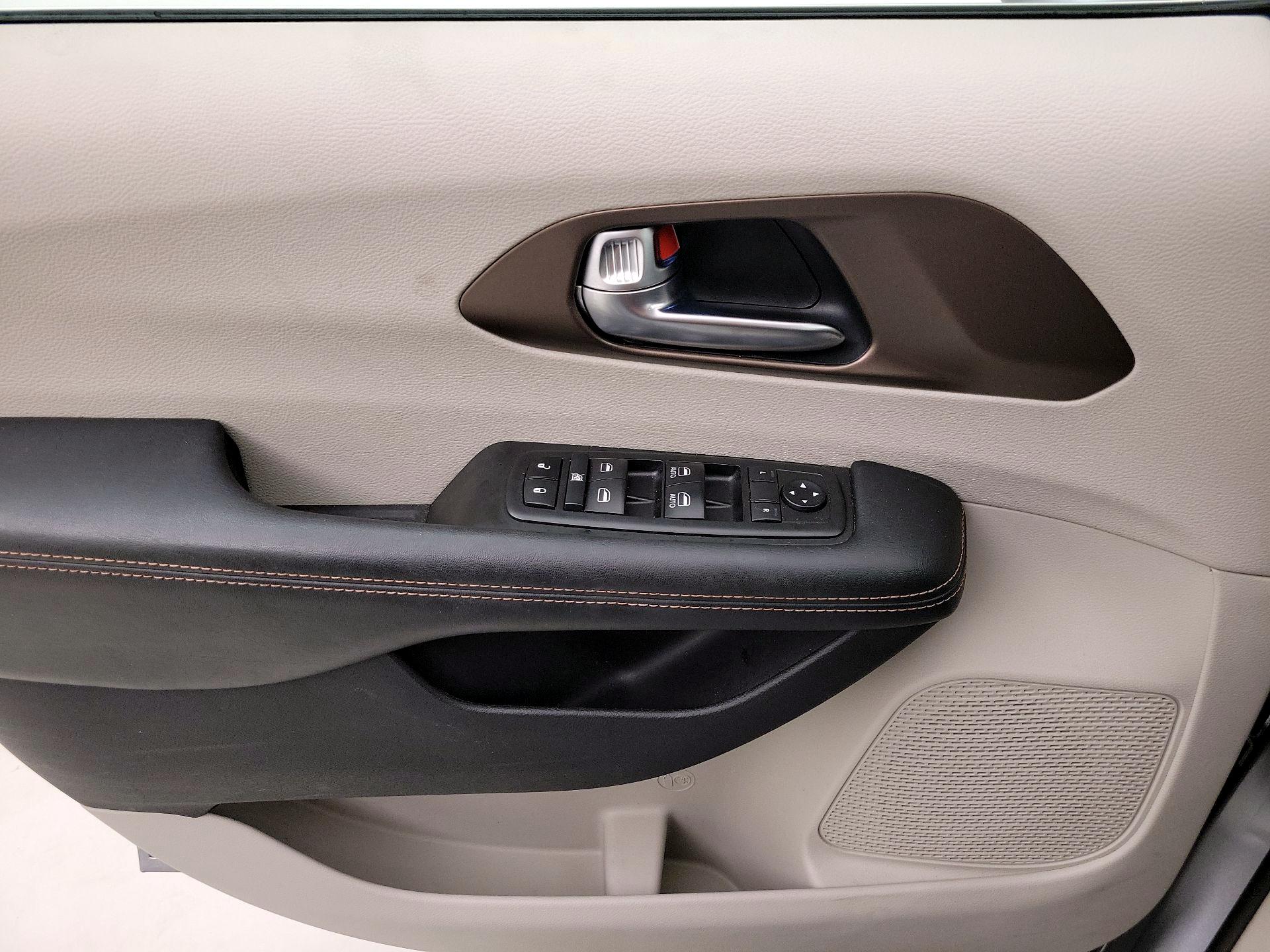 Thumbnail: 2019 Chrysler Pacifica - 12