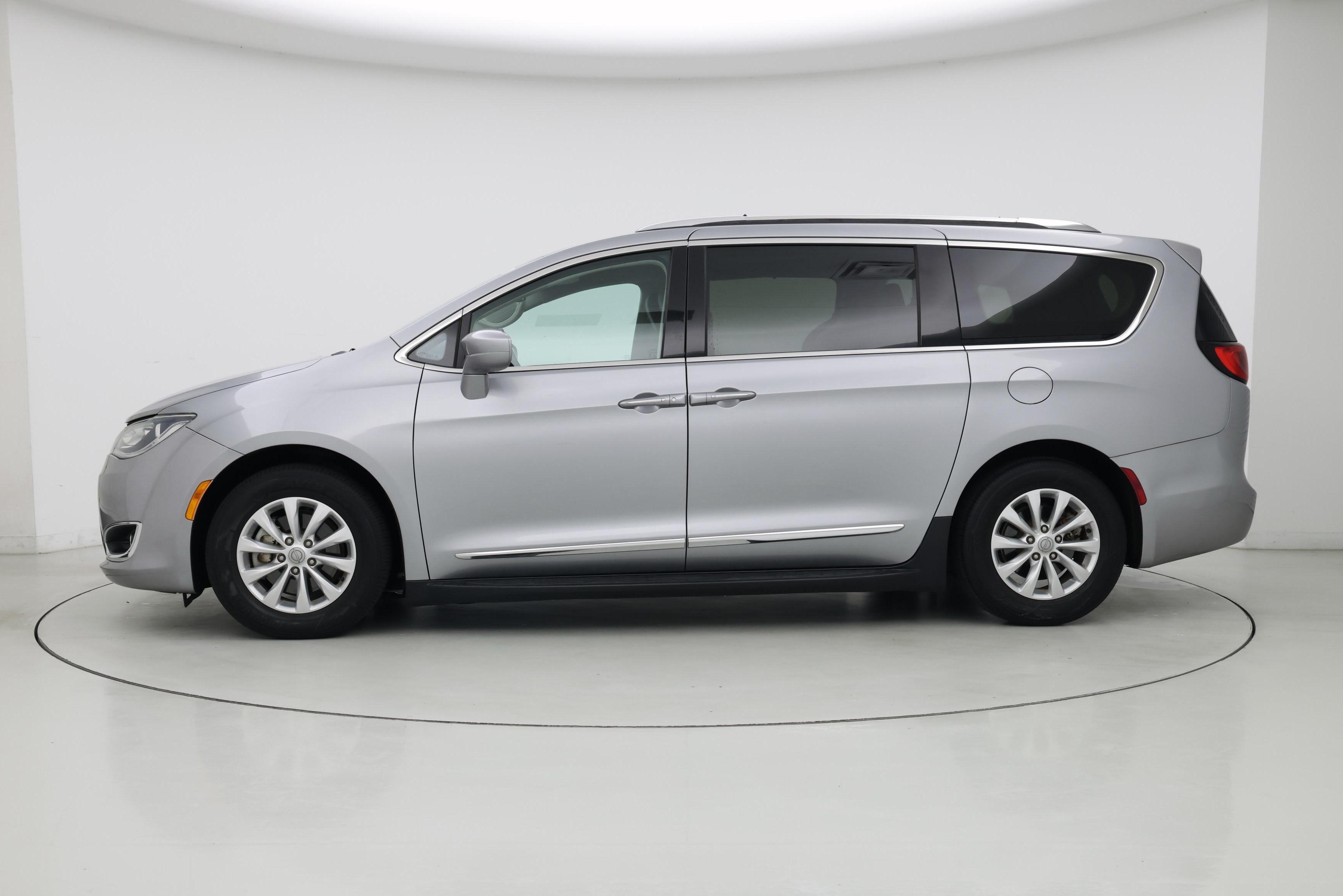 Thumbnail: 2019 Chrysler Pacifica - 3