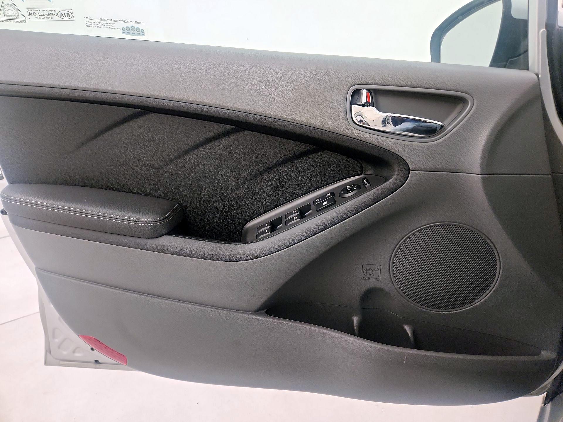 Thumbnail: 2017 Kia Forte - 10