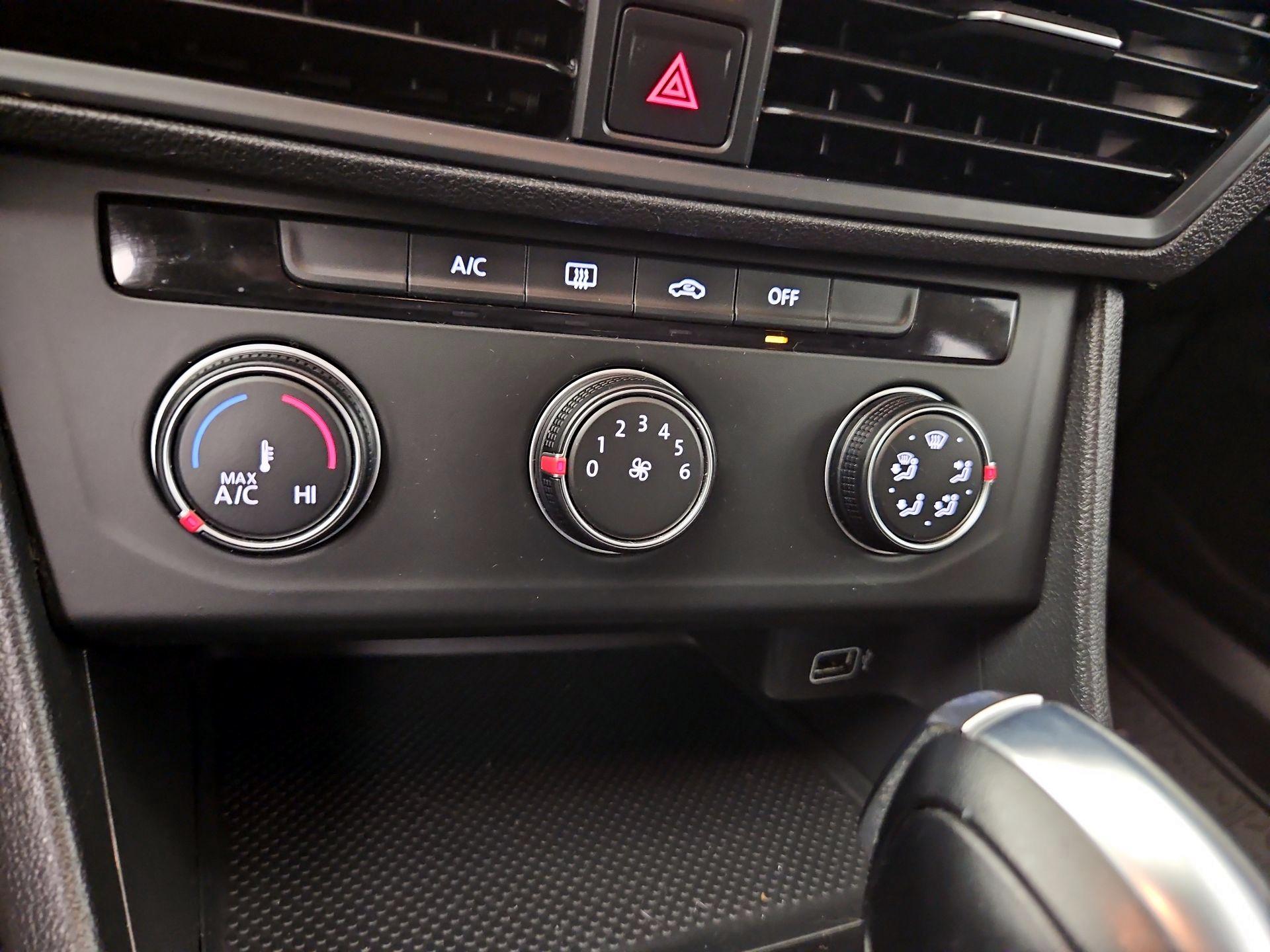 Thumbnail: 2019 Volkswagen Jetta - 16