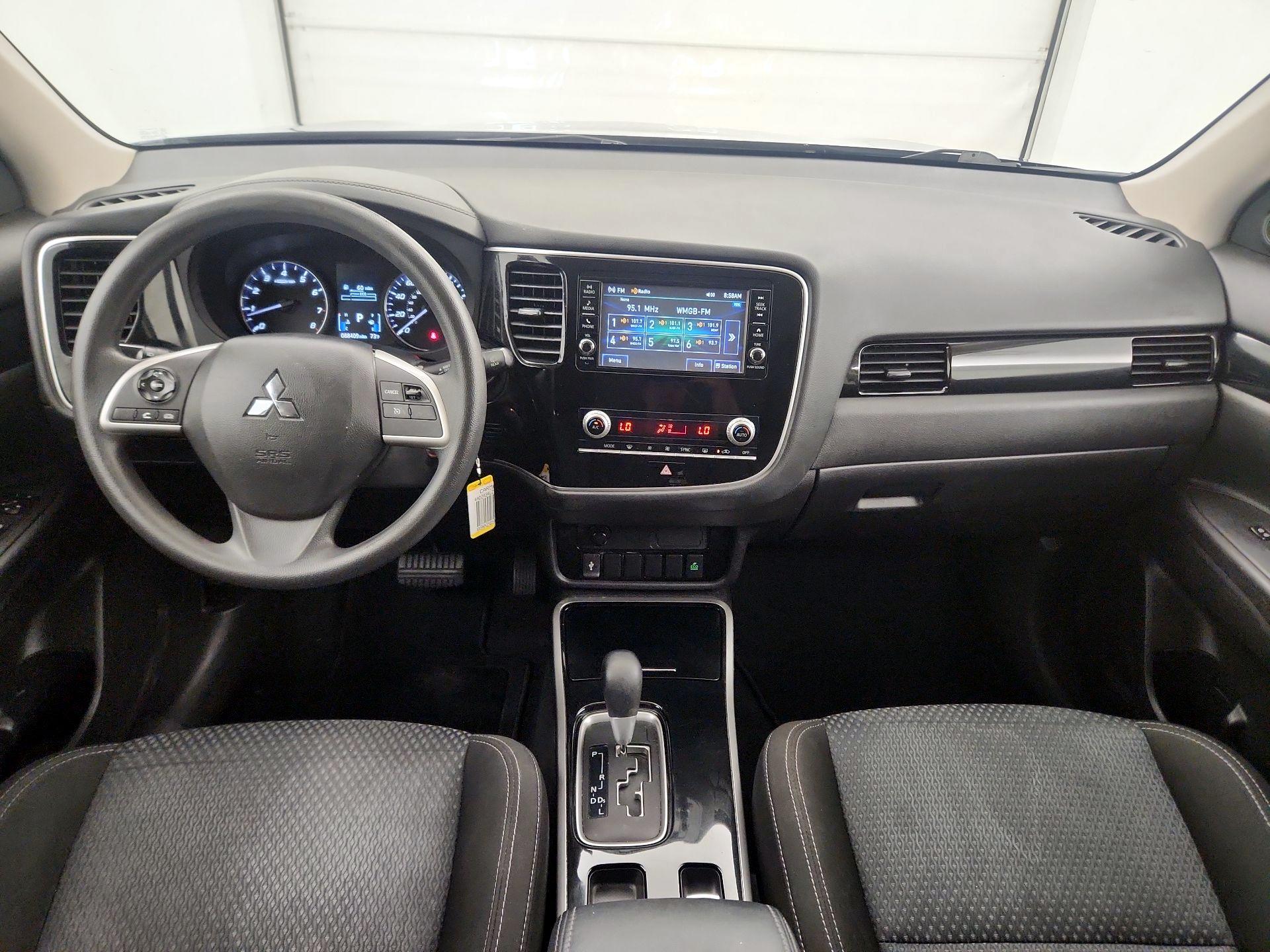 Thumbnail: 2020 Mitsubishi Outlander - 9