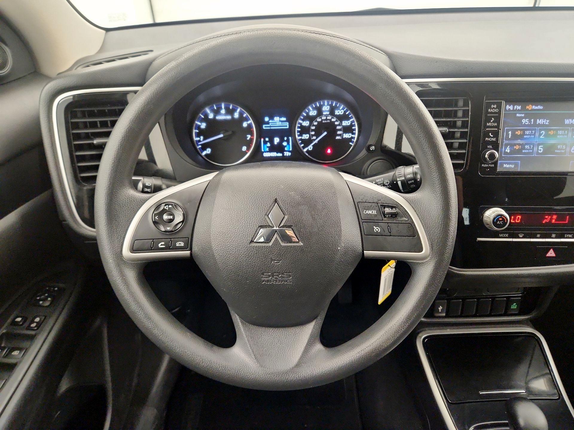 Thumbnail: 2020 Mitsubishi Outlander - 10