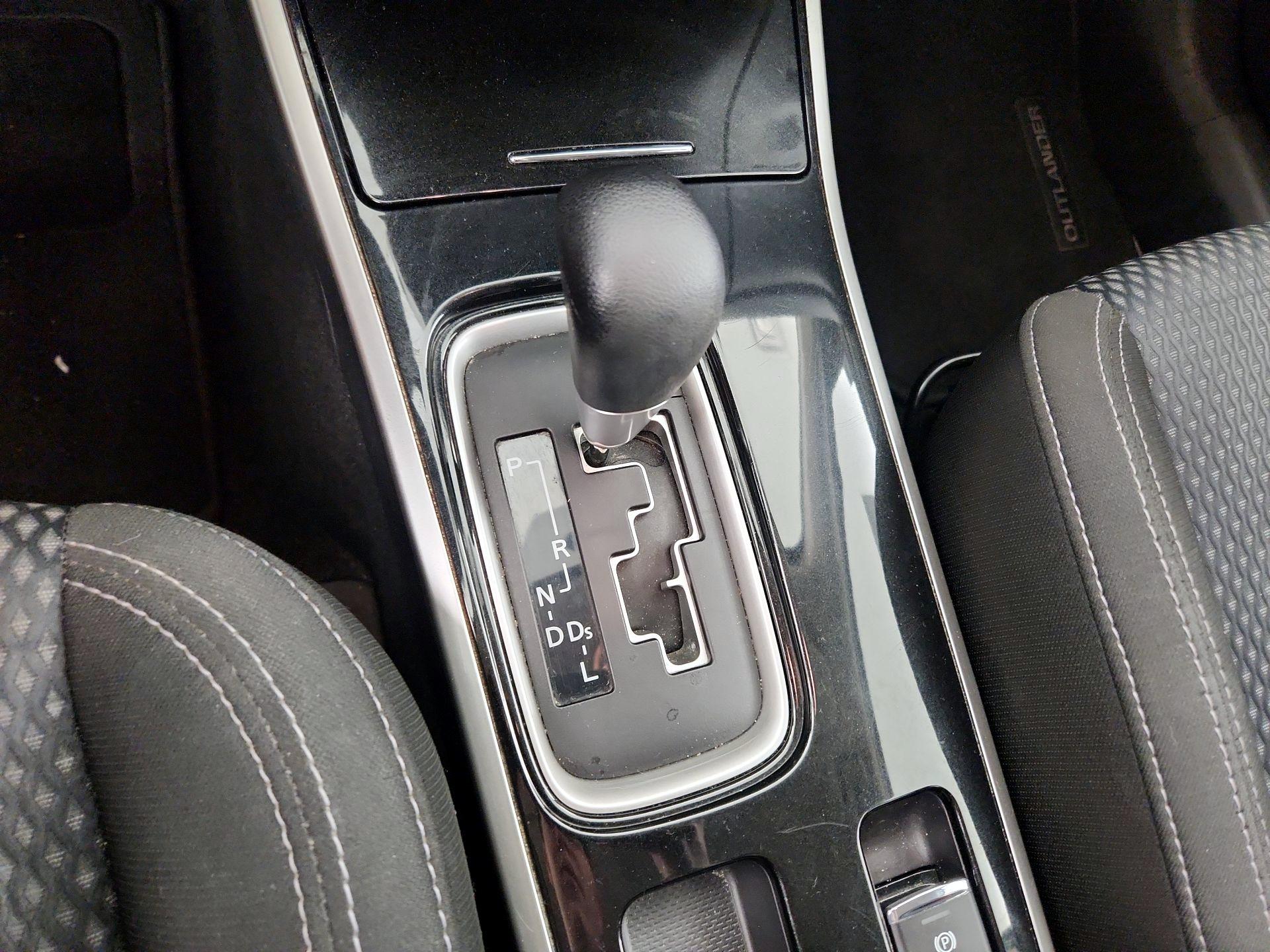 Thumbnail: 2020 Mitsubishi Outlander - 17