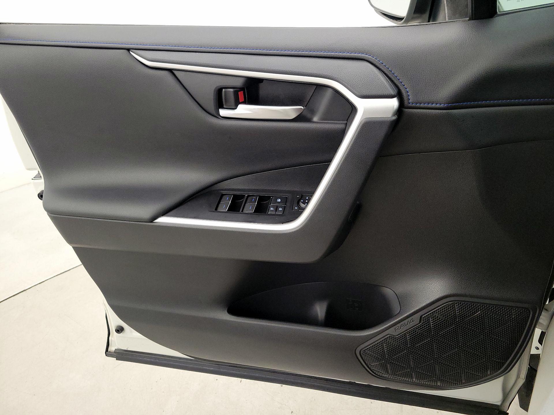 Thumbnail: 2022 Toyota RAV4 - 12