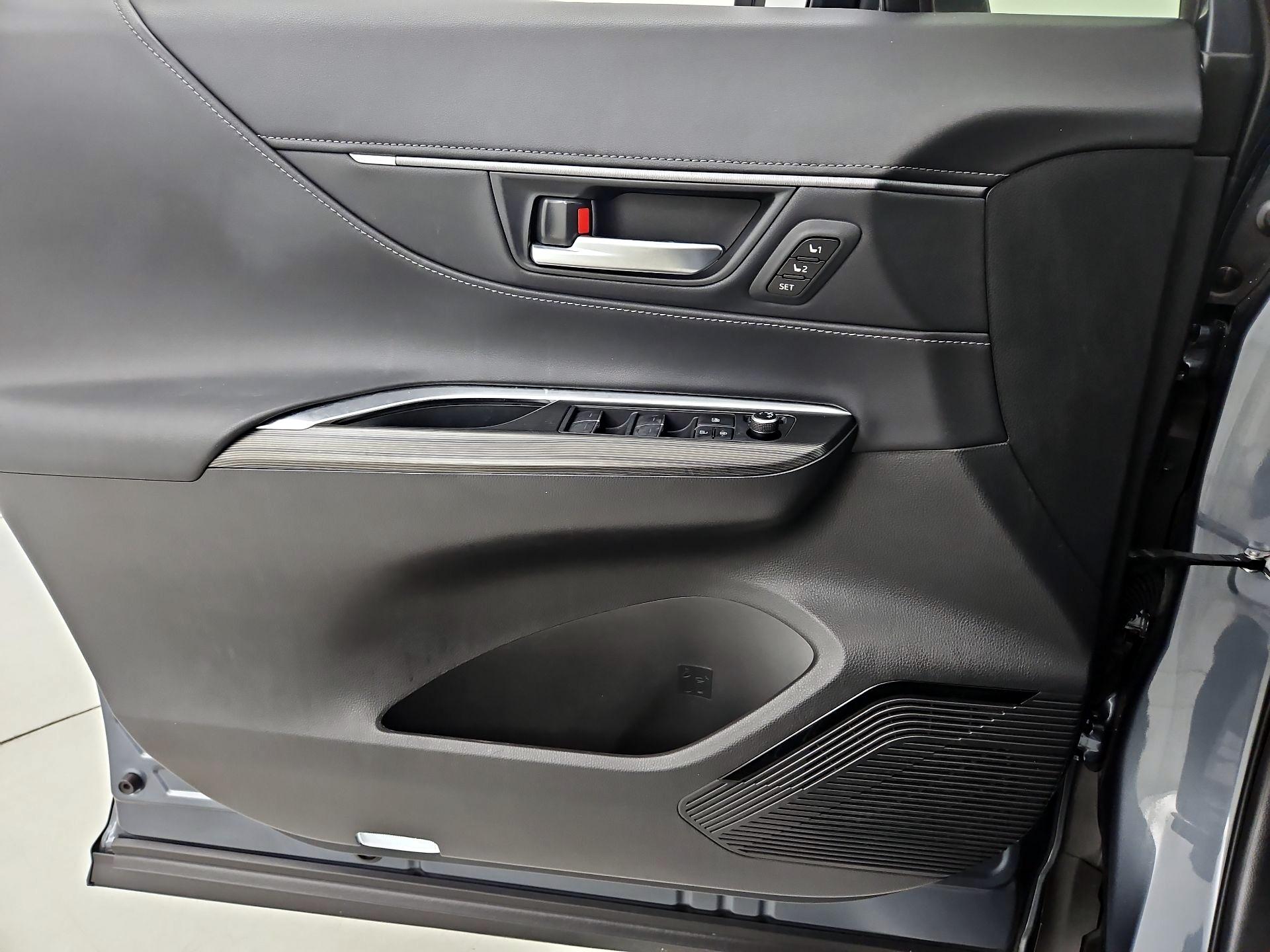 Thumbnail: 2021 Toyota Venza - 12