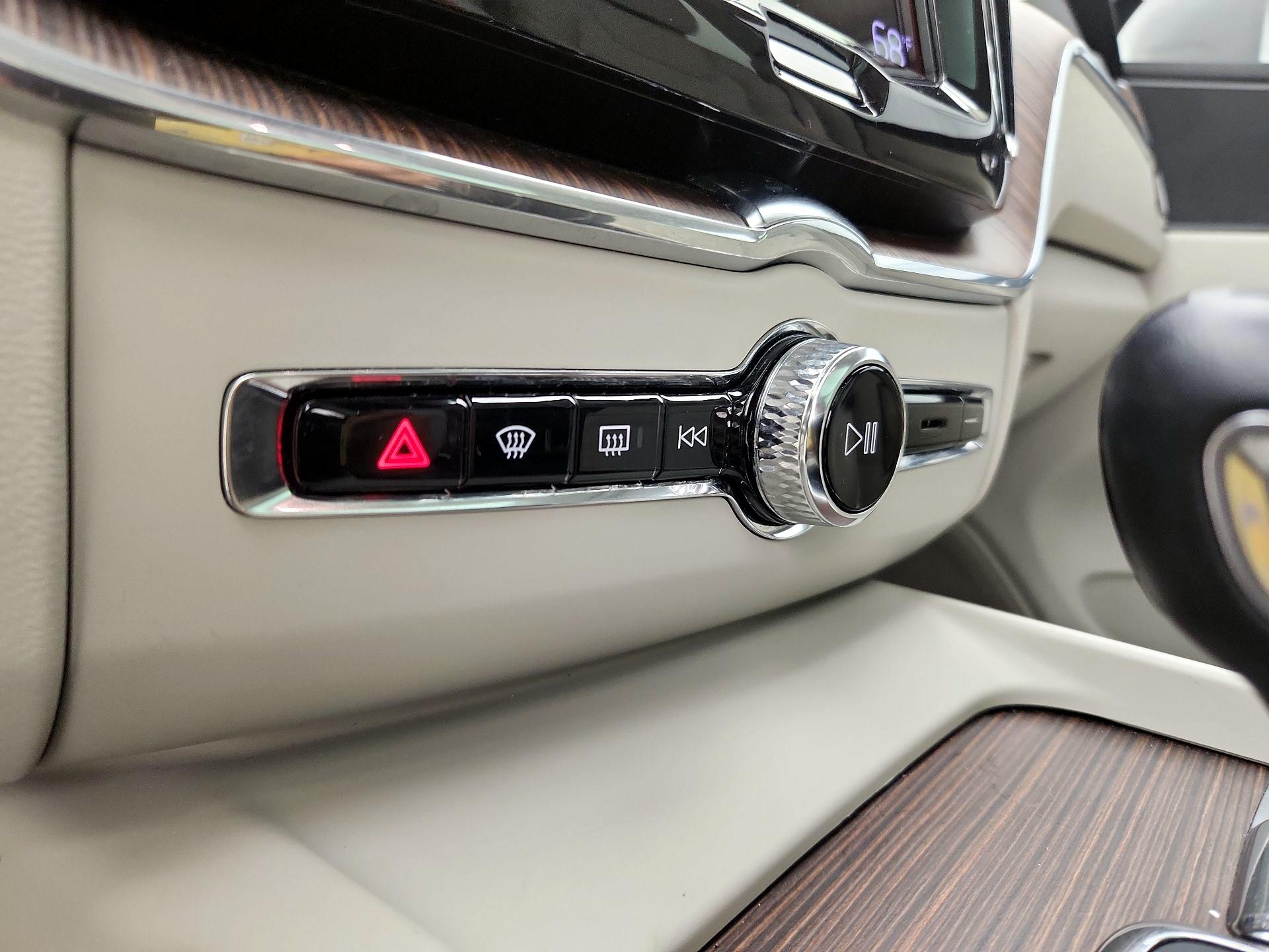 Thumbnail: 2021 Volvo XC60 - 16