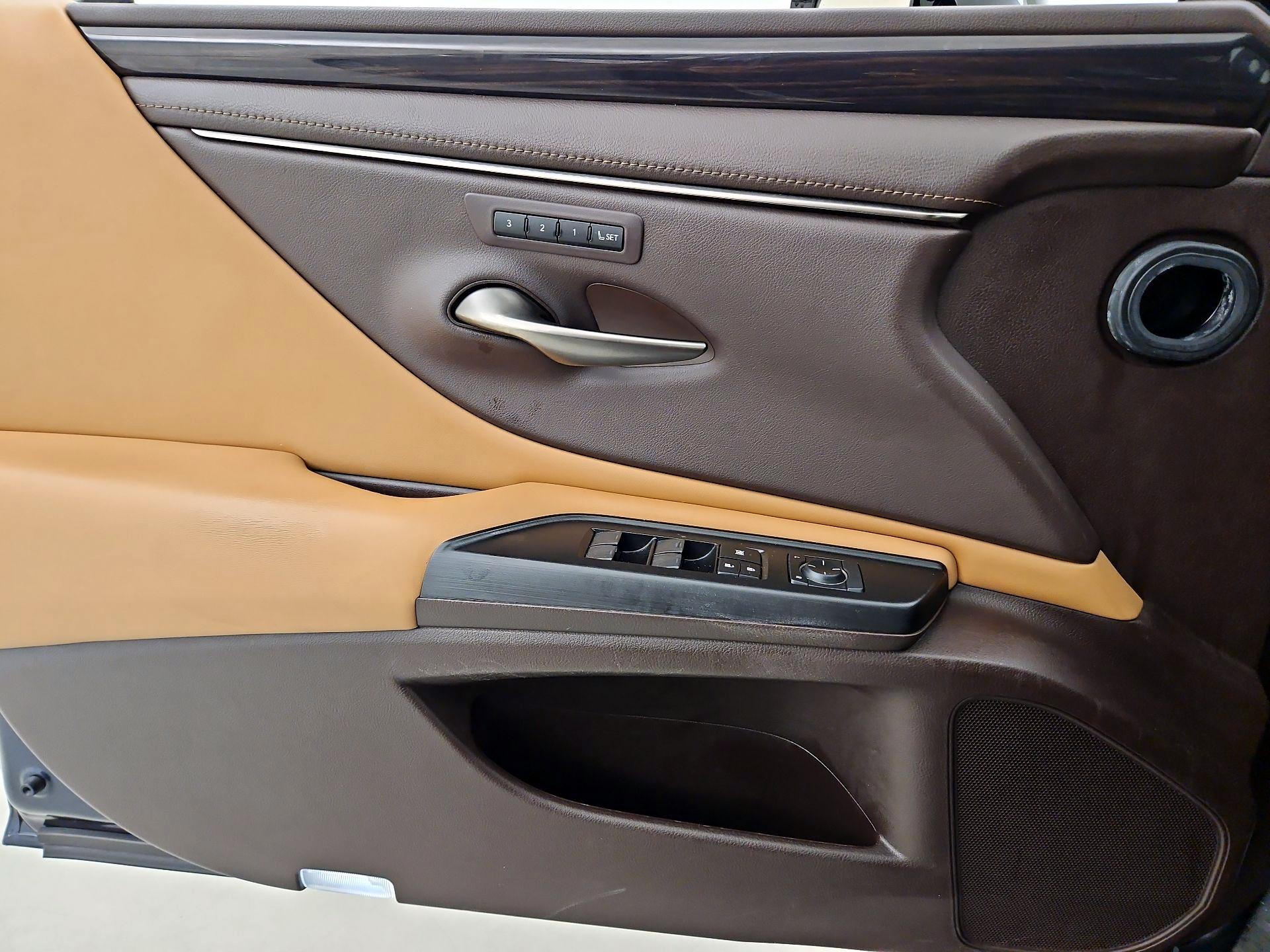 Thumbnail: 2019 Lexus ES - 12