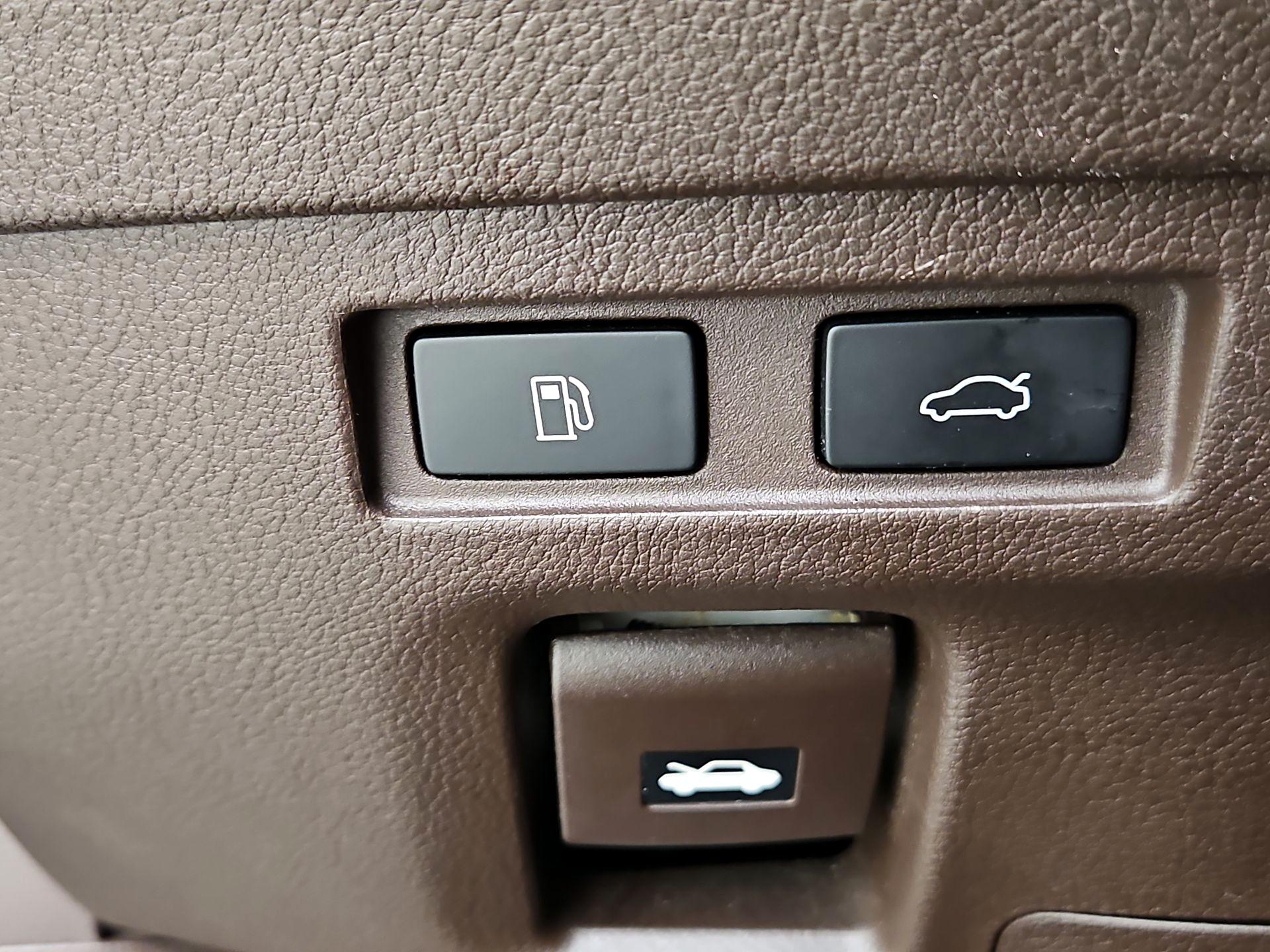 Thumbnail: 2019 Lexus ES - 13