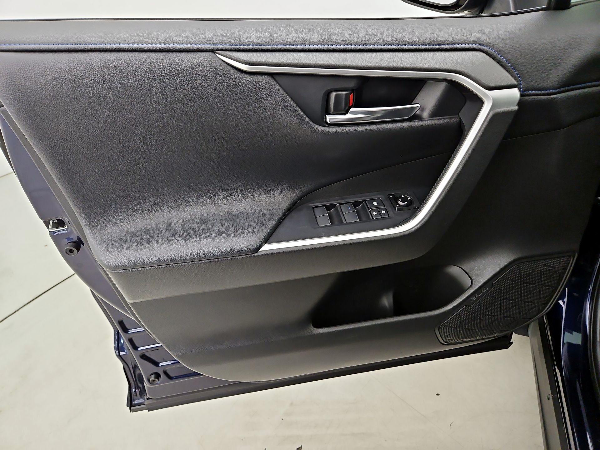 Thumbnail: 2020 Toyota RAV4 - 12