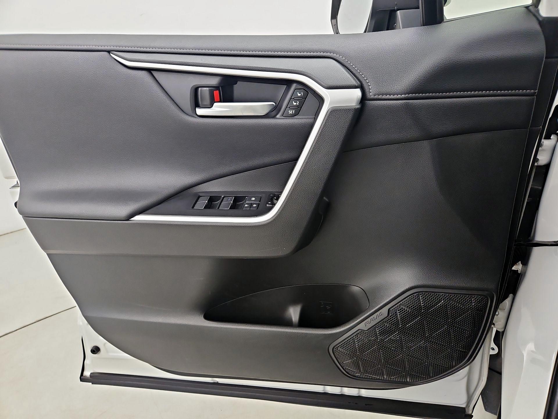 Thumbnail: 2020 Toyota RAV4 - 12