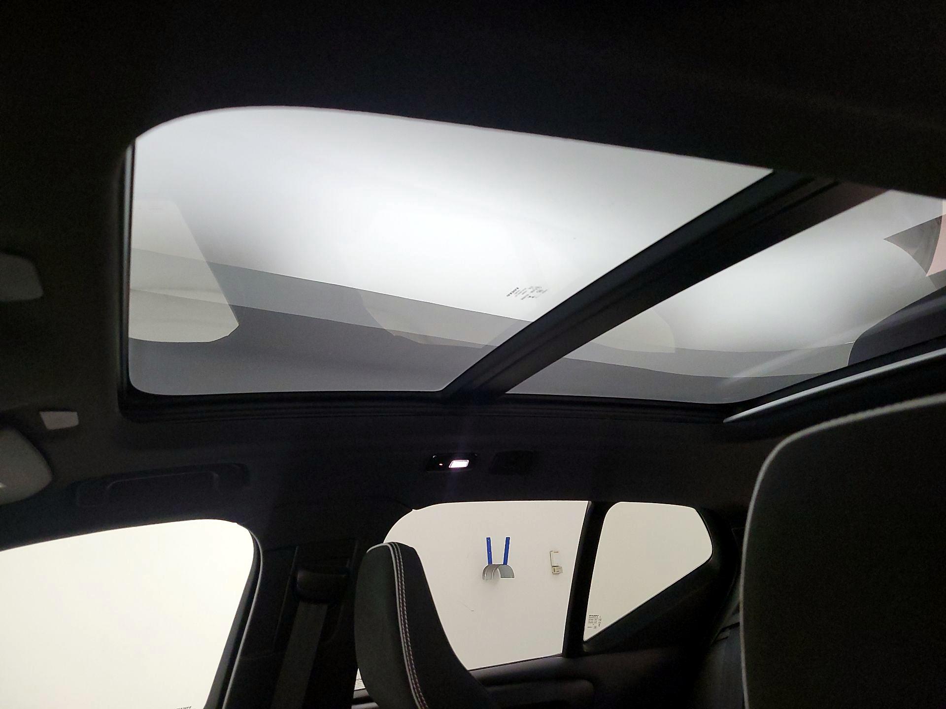 Thumbnail: 2023 Volvo XC40 - 17