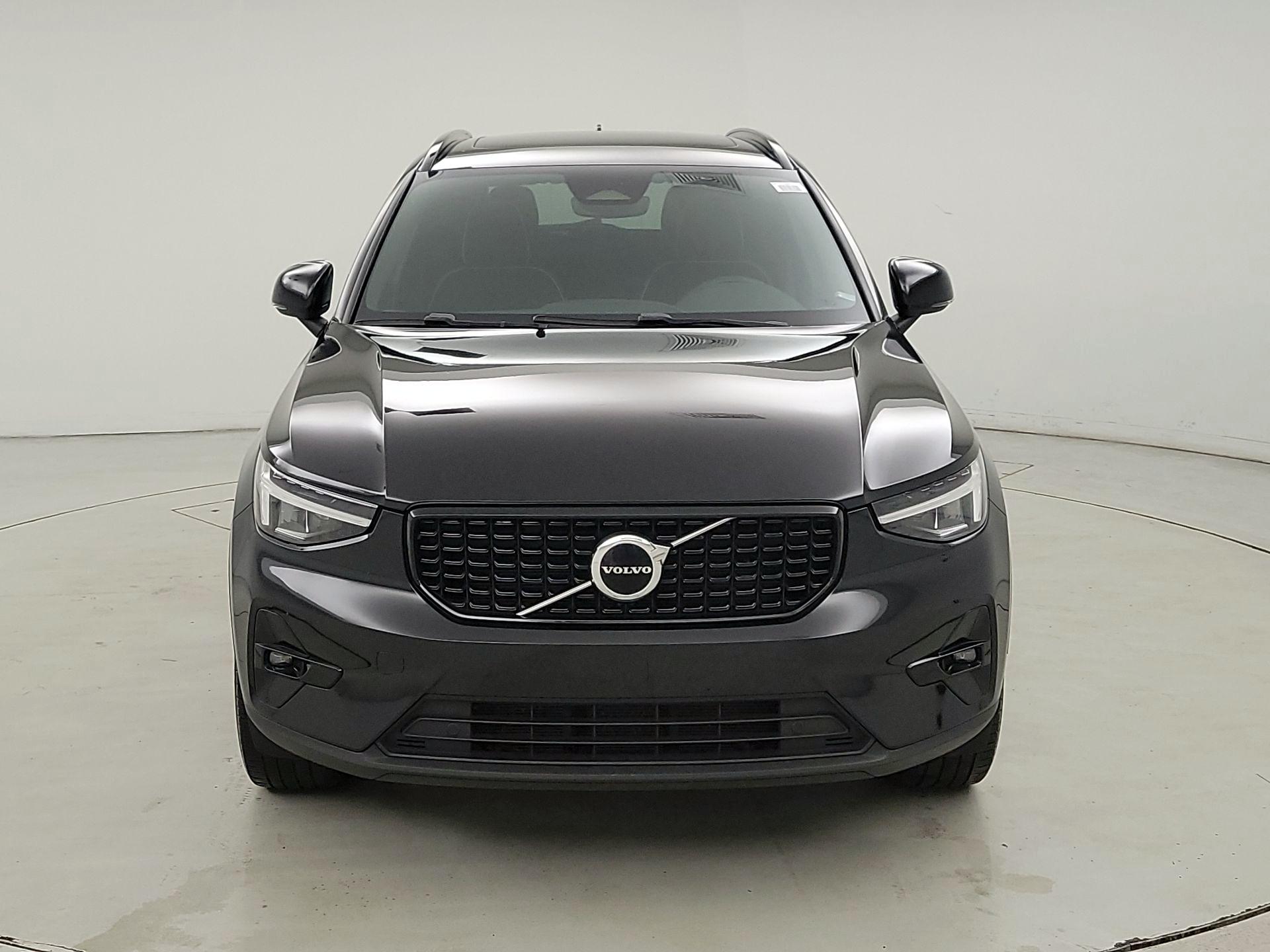 Thumbnail: 2023 Volvo XC40 - 2