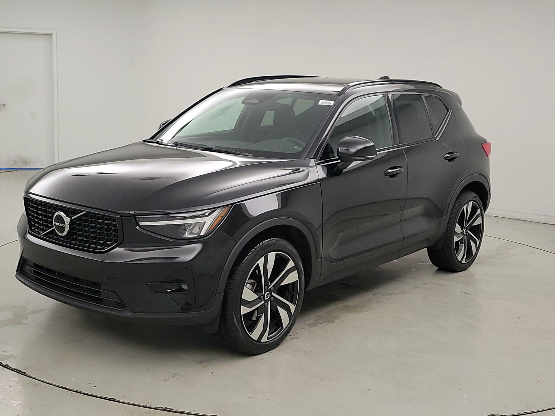 Thumbnail: 2023 Volvo XC40 - 3