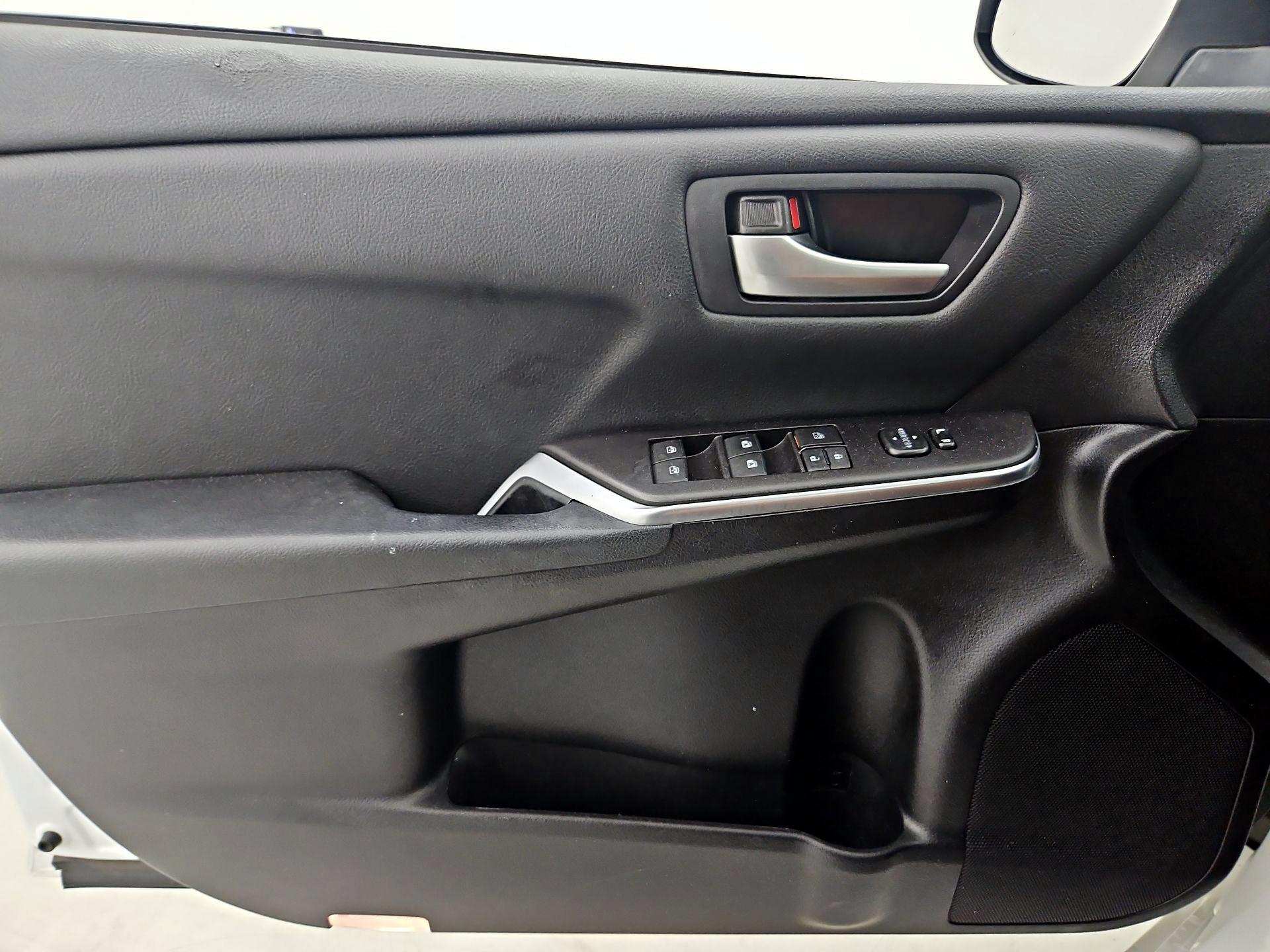 Thumbnail: 2016 Toyota Camry - 12
