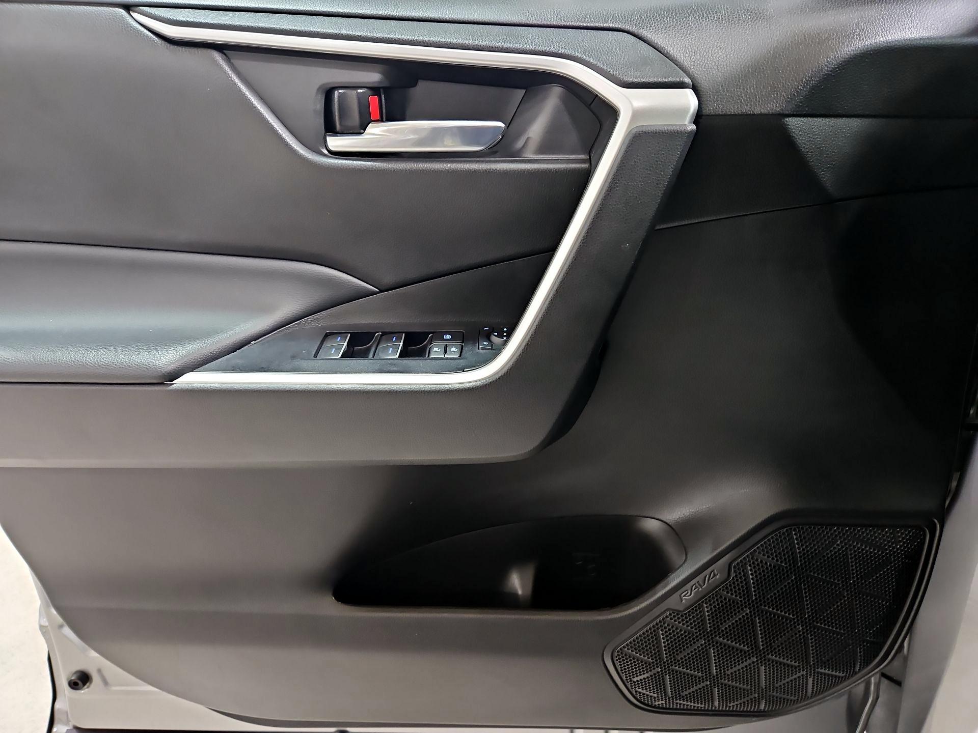 Thumbnail: 2022 Toyota RAV4 - 12