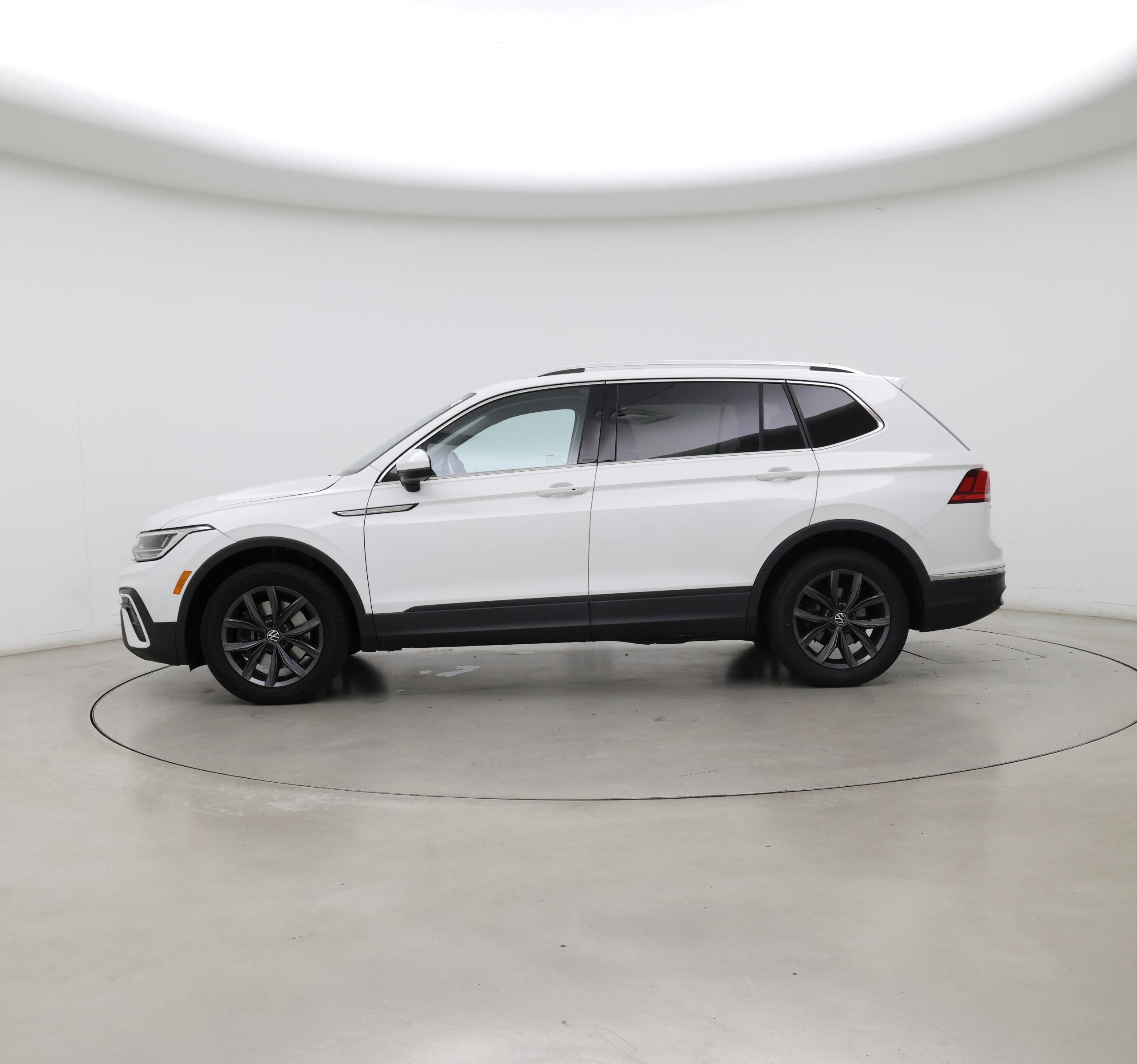 Thumbnail: 2022 Volkswagen Tiguan - 3