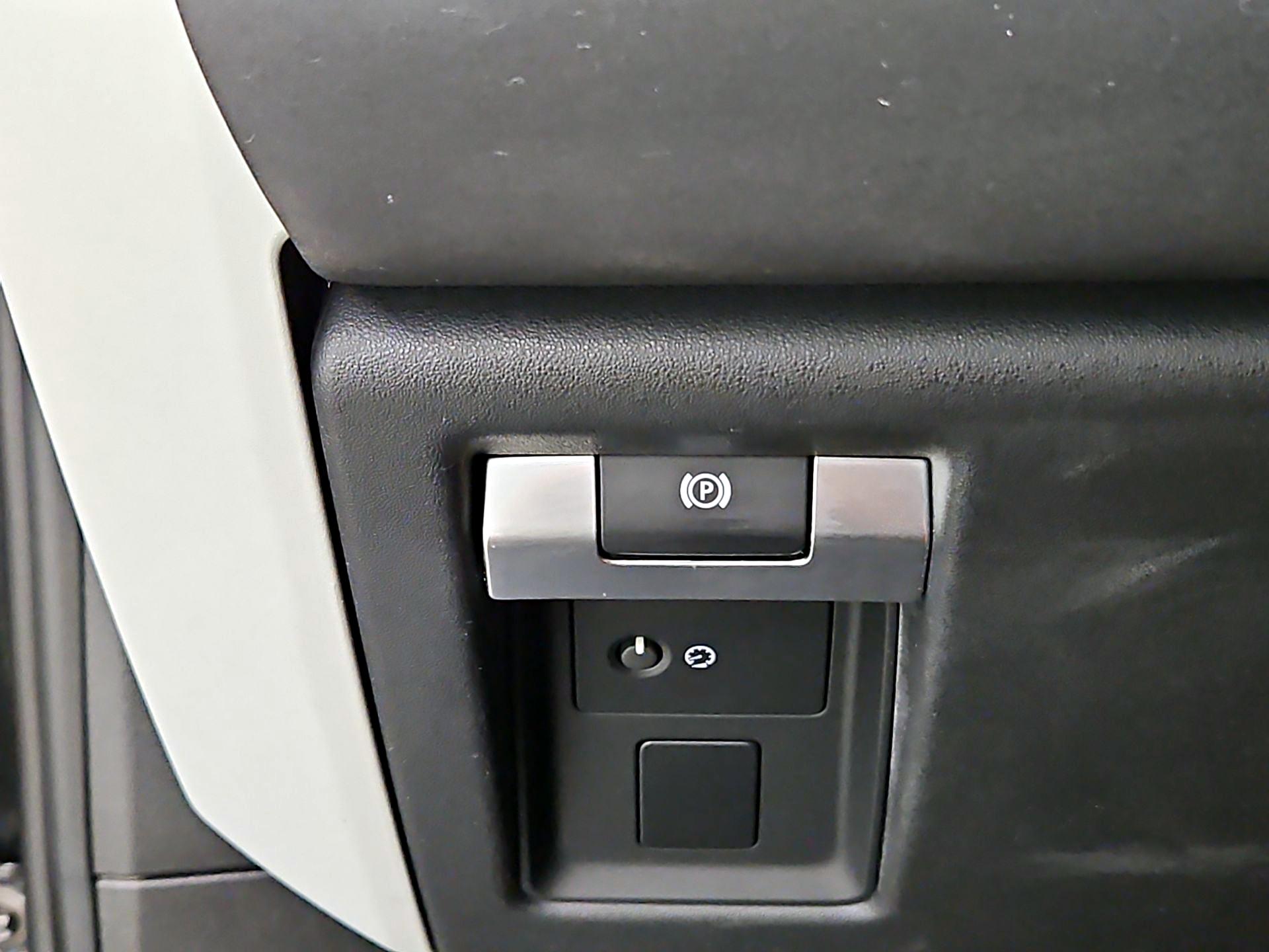 Thumbnail: 2020 Land Rover Defender - 13