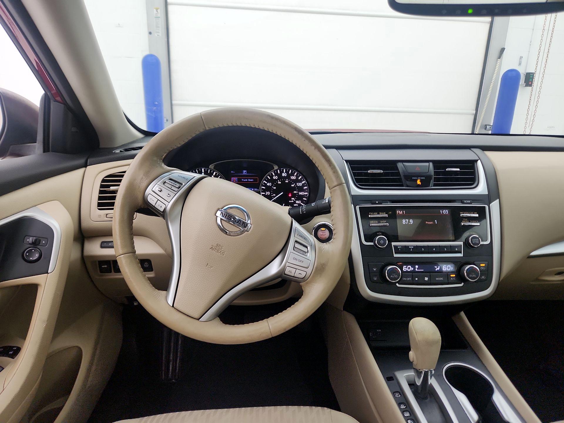 Thumbnail: 2017 Nissan Altima - 10
