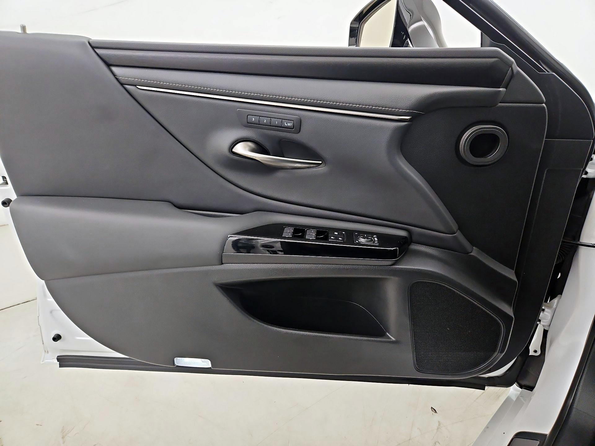 Thumbnail: 2022 Lexus ES - 12