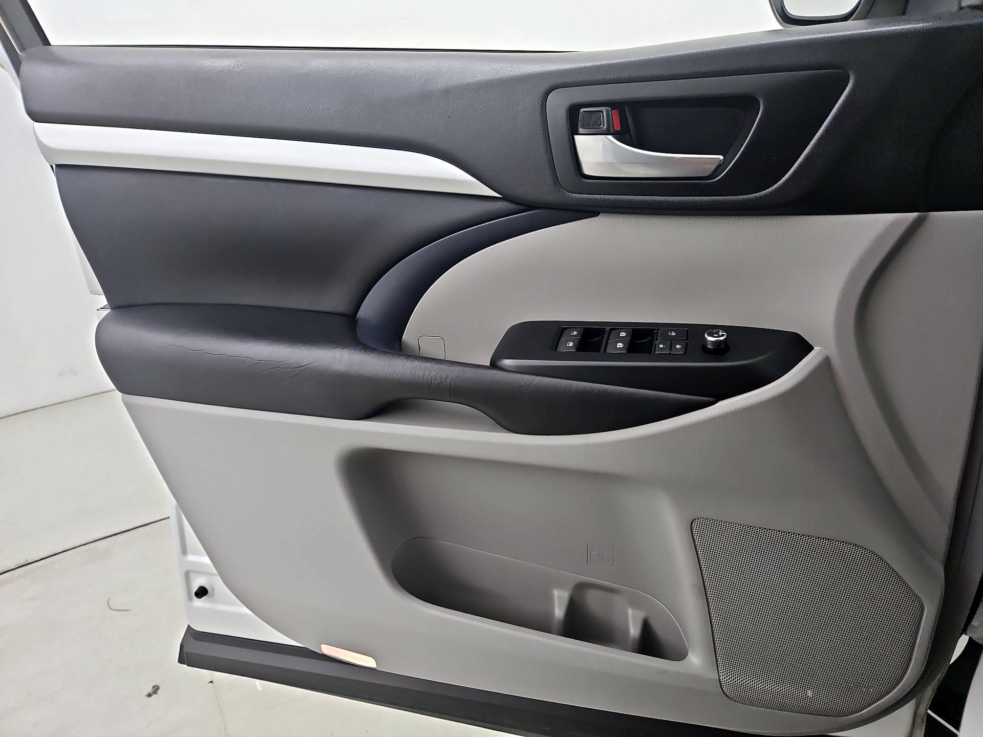 Thumbnail: 2019 Toyota Highlander - 12